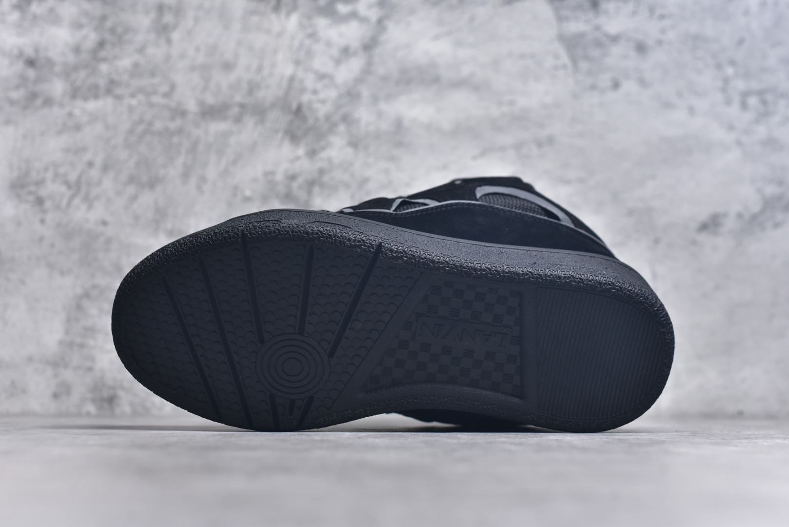 图片[6]-#Lanvin Curb Sneakers 浪凡面包鞋 基础款经典色 东莞纯原 高端定制版 LANVIN浪凡三代 最新走秀款Curb系列 休闲运动面包鞋 官网一出热度火爆整个全球 各大网红也疯狂上脚 原版一比一开模重工艺制作 全鞋身采用东莞代工厂进口牛皮/环保牛反绒 进口电脑针车 数控针距精准无差 鞋头面冲孔整齐利落 金钢网织物 随机3D电喷泼墨 原磨具私模双色TPU大底 内里柔软透气太空棉面料 原版一致定制鞋带 全套原版一致包装。 尺码：35 36 37 38 39 40 41 42 43 44 45 46 47-选品中心