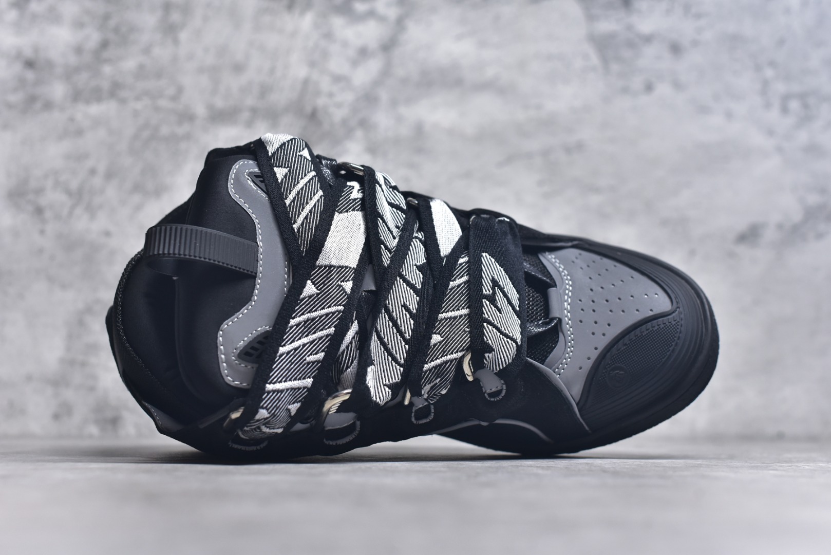图片[4]-#Lanvin Curb Sneakers 浪凡面包鞋 基础款经典色 东莞纯原 高端定制版 LANVIN浪凡三代 最新走秀款Curb系列 休闲运动面包鞋 官网一出热度火爆整个全球 各大网红也疯狂上脚 原版一比一开模重工艺制作 全鞋身采用东莞代工厂进口牛皮/环保牛反绒 进口电脑针车 数控针距精准无差 鞋头面冲孔整齐利落 金钢网织物 随机3D电喷泼墨 原磨具私模双色TPU大底 内里柔软透气太空棉面料 原版一致定制鞋带 全套原版一致包装。 尺码：35 36 37 38 39 40 41 42 43 44 45 46 47-选品中心