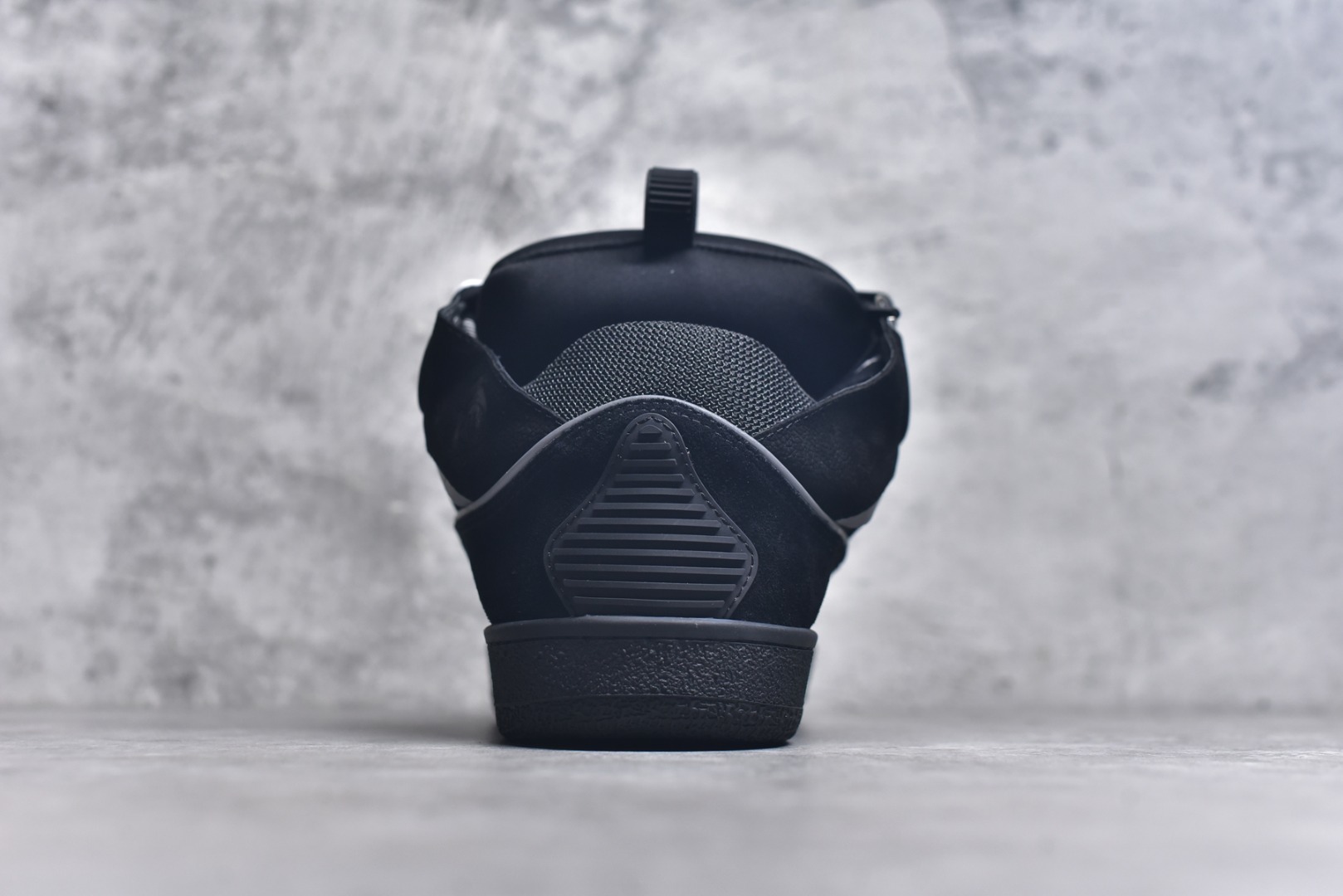 图片[5]-#Lanvin Curb Sneakers 浪凡面包鞋 基础款经典色 东莞纯原 高端定制版 LANVIN浪凡三代 最新走秀款Curb系列 休闲运动面包鞋 官网一出热度火爆整个全球 各大网红也疯狂上脚 原版一比一开模重工艺制作 全鞋身采用东莞代工厂进口牛皮/环保牛反绒 进口电脑针车 数控针距精准无差 鞋头面冲孔整齐利落 金钢网织物 随机3D电喷泼墨 原磨具私模双色TPU大底 内里柔软透气太空棉面料 原版一致定制鞋带 全套原版一致包装。 尺码：35 36 37 38 39 40 41 42 43 44 45 46 47-选品中心