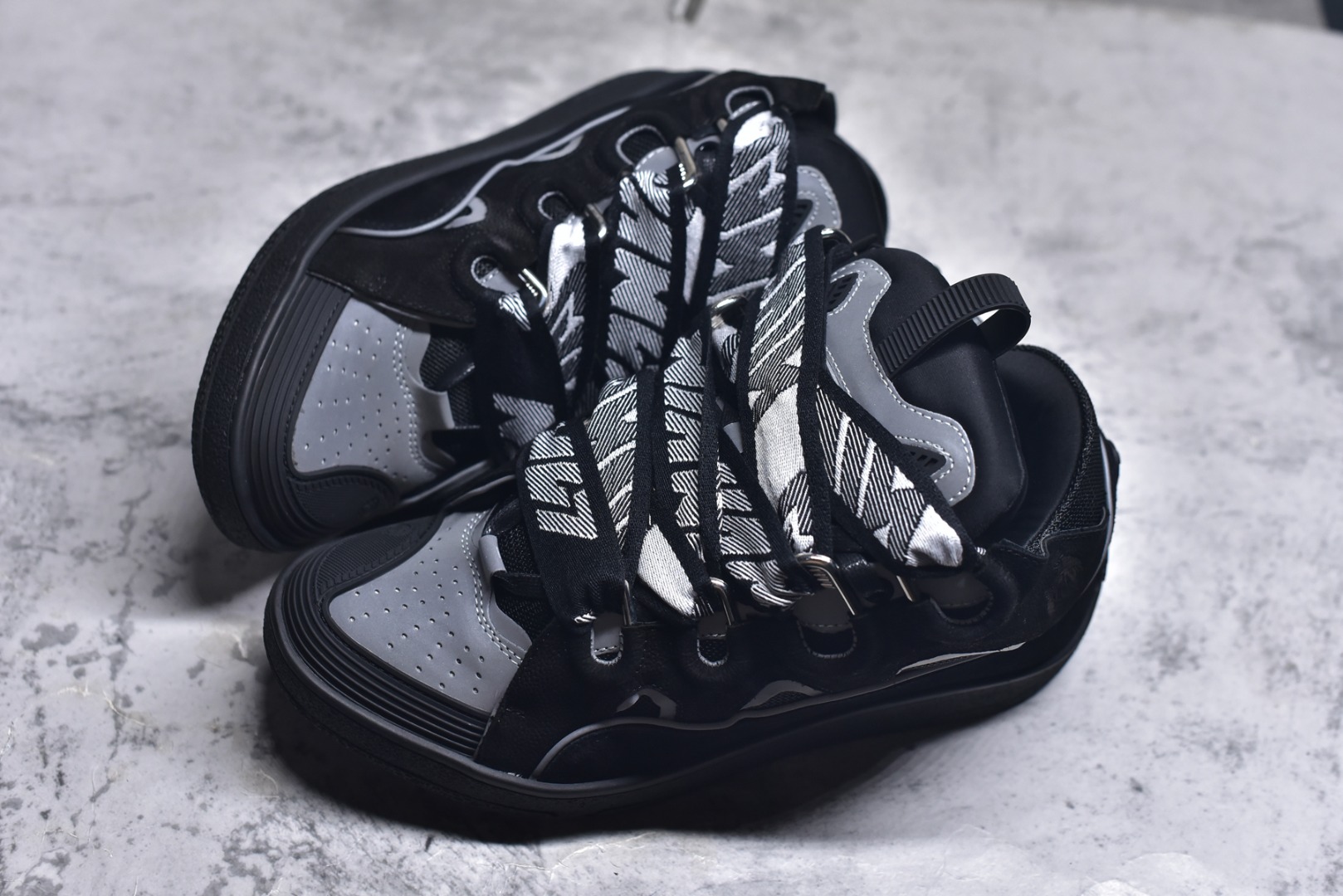 图片[7]-#Lanvin Curb Sneakers 浪凡面包鞋 基础款经典色 东莞纯原 高端定制版 LANVIN浪凡三代 最新走秀款Curb系列 休闲运动面包鞋 官网一出热度火爆整个全球 各大网红也疯狂上脚 原版一比一开模重工艺制作 全鞋身采用东莞代工厂进口牛皮/环保牛反绒 进口电脑针车 数控针距精准无差 鞋头面冲孔整齐利落 金钢网织物 随机3D电喷泼墨 原磨具私模双色TPU大底 内里柔软透气太空棉面料 原版一致定制鞋带 全套原版一致包装。 尺码：35 36 37 38 39 40 41 42 43 44 45 46 47-选品中心