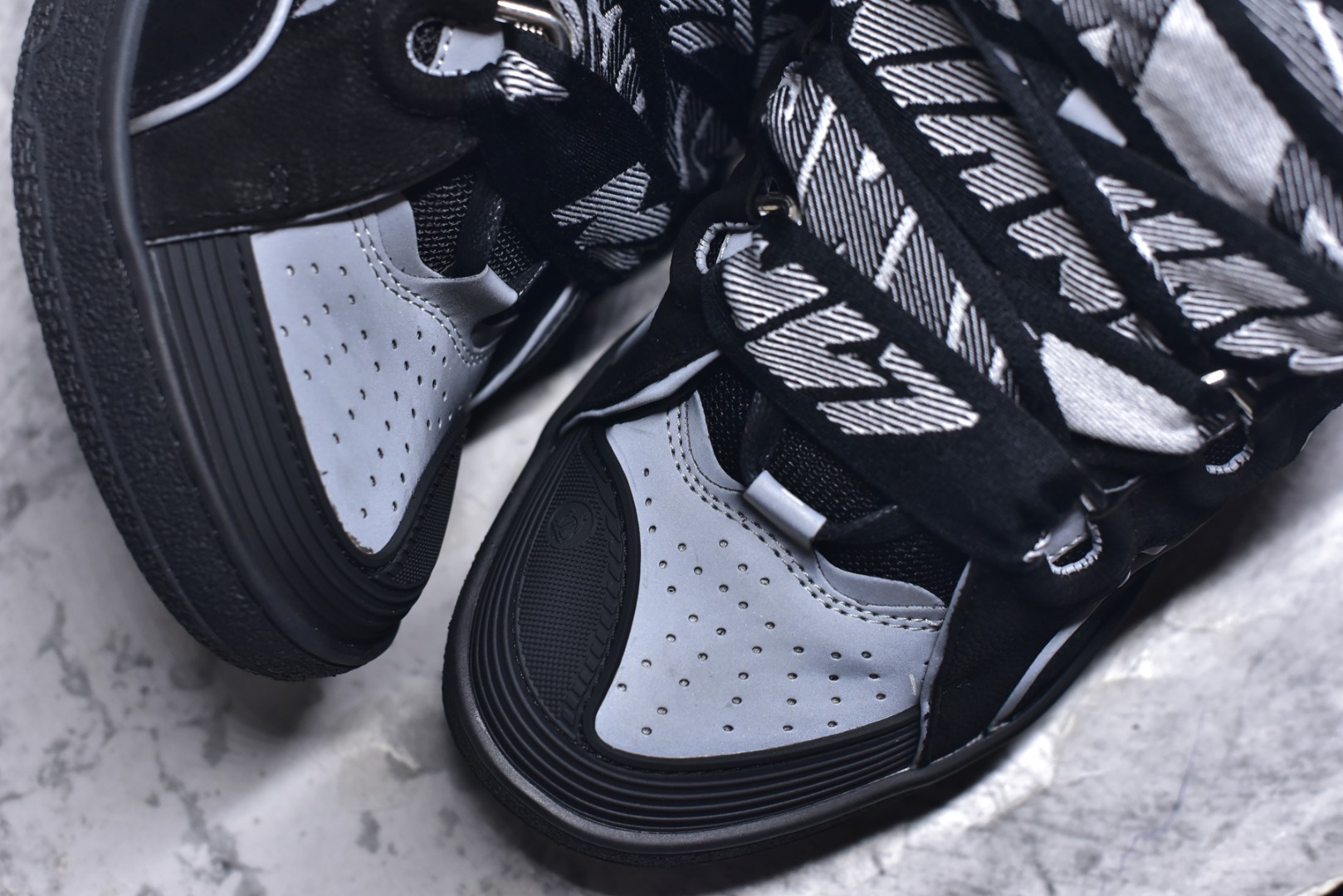 图片[8]-#Lanvin Curb Sneakers 浪凡面包鞋 基础款经典色 东莞纯原 高端定制版 LANVIN浪凡三代 最新走秀款Curb系列 休闲运动面包鞋 官网一出热度火爆整个全球 各大网红也疯狂上脚 原版一比一开模重工艺制作 全鞋身采用东莞代工厂进口牛皮/环保牛反绒 进口电脑针车 数控针距精准无差 鞋头面冲孔整齐利落 金钢网织物 随机3D电喷泼墨 原磨具私模双色TPU大底 内里柔软透气太空棉面料 原版一致定制鞋带 全套原版一致包装。 尺码：35 36 37 38 39 40 41 42 43 44 45 46 47-选品中心