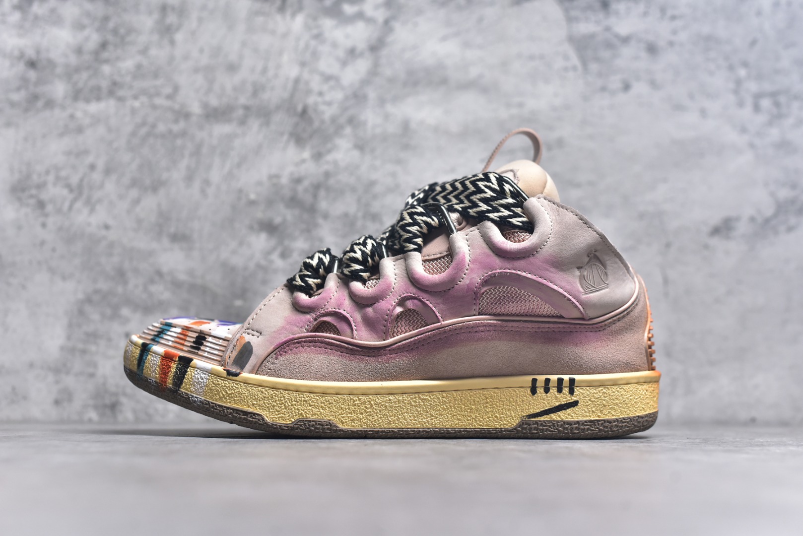 #Lanvin Curb Sneakers 浪凡面包鞋 泼墨色 东莞纯原 高端定制版 LANVIN浪凡三代 最新走秀款Curb系列 休闲运动面包鞋 官网一出热度火爆整个全球 各大网红也疯狂上脚 原版一比一开模重工艺制作 全鞋身采用东莞代工厂进口牛皮/环保牛反绒 进口电脑针车 数控针距精准无差 鞋头面冲孔整齐利落 金钢网织物 随机3D电喷泼墨 原磨具私模双色TPU大底 内里柔软透气太空棉面料 原版一致定制鞋带 全套原版一致包装。 尺码：35 36 37 38 39 40 41 42 43 44 45 46 47-选品中心