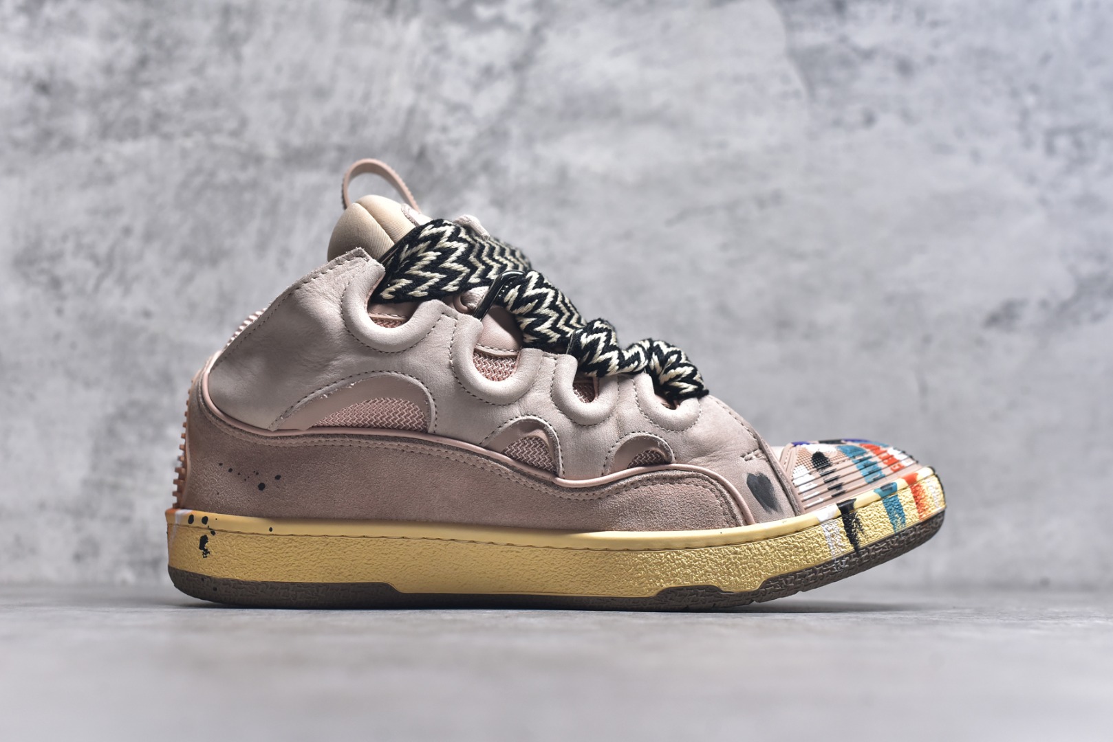 图片[3]-#Lanvin Curb Sneakers 浪凡面包鞋 泼墨色 东莞纯原 高端定制版 LANVIN浪凡三代 最新走秀款Curb系列 休闲运动面包鞋 官网一出热度火爆整个全球 各大网红也疯狂上脚 原版一比一开模重工艺制作 全鞋身采用东莞代工厂进口牛皮/环保牛反绒 进口电脑针车 数控针距精准无差 鞋头面冲孔整齐利落 金钢网织物 随机3D电喷泼墨 原磨具私模双色TPU大底 内里柔软透气太空棉面料 原版一致定制鞋带 全套原版一致包装。 尺码：35 36 37 38 39 40 41 42 43 44 45 46 47-选品中心