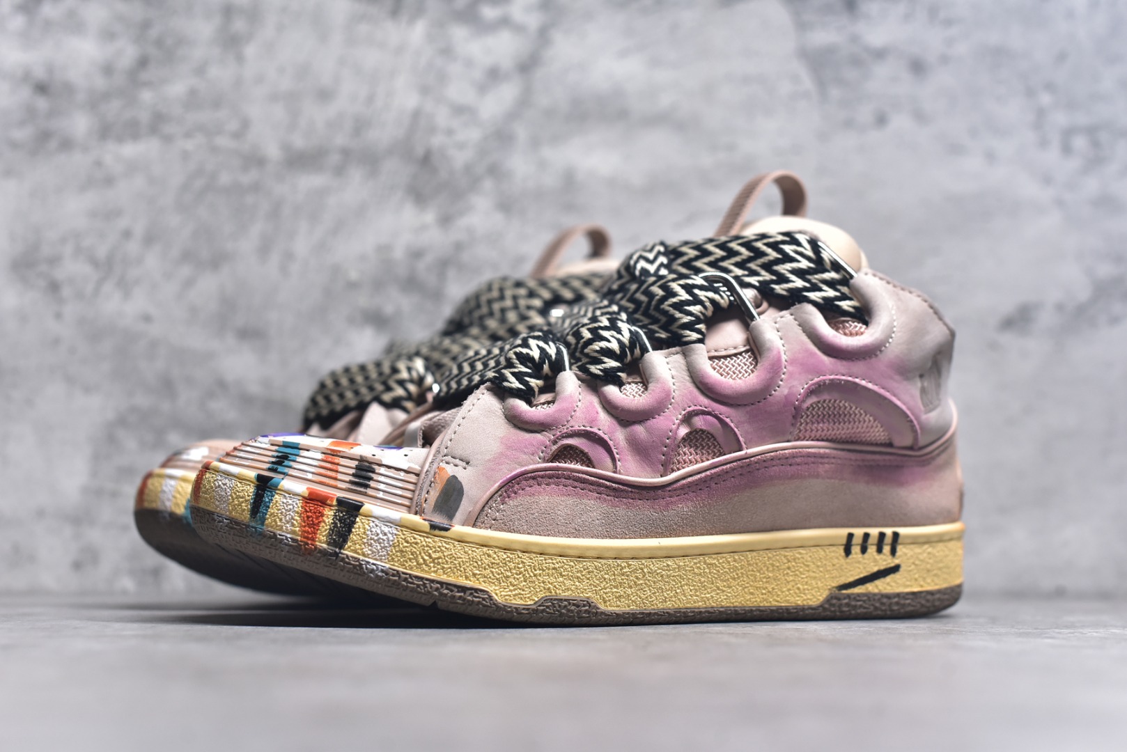 图片[2]-#Lanvin Curb Sneakers 浪凡面包鞋 泼墨色 东莞纯原 高端定制版 LANVIN浪凡三代 最新走秀款Curb系列 休闲运动面包鞋 官网一出热度火爆整个全球 各大网红也疯狂上脚 原版一比一开模重工艺制作 全鞋身采用东莞代工厂进口牛皮/环保牛反绒 进口电脑针车 数控针距精准无差 鞋头面冲孔整齐利落 金钢网织物 随机3D电喷泼墨 原磨具私模双色TPU大底 内里柔软透气太空棉面料 原版一致定制鞋带 全套原版一致包装。 尺码：35 36 37 38 39 40 41 42 43 44 45 46 47-选品中心