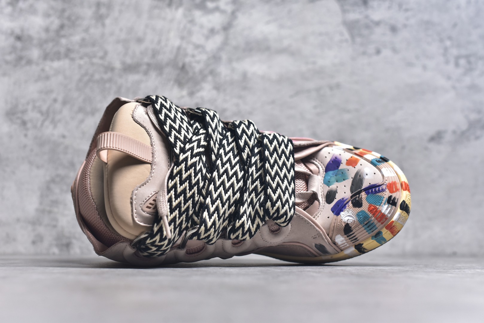 图片[4]-#Lanvin Curb Sneakers 浪凡面包鞋 泼墨色 东莞纯原 高端定制版 LANVIN浪凡三代 最新走秀款Curb系列 休闲运动面包鞋 官网一出热度火爆整个全球 各大网红也疯狂上脚 原版一比一开模重工艺制作 全鞋身采用东莞代工厂进口牛皮/环保牛反绒 进口电脑针车 数控针距精准无差 鞋头面冲孔整齐利落 金钢网织物 随机3D电喷泼墨 原磨具私模双色TPU大底 内里柔软透气太空棉面料 原版一致定制鞋带 全套原版一致包装。 尺码：35 36 37 38 39 40 41 42 43 44 45 46 47-选品中心