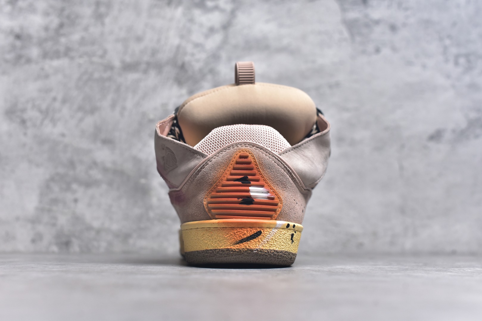 图片[5]-#Lanvin Curb Sneakers 浪凡面包鞋 泼墨色 东莞纯原 高端定制版 LANVIN浪凡三代 最新走秀款Curb系列 休闲运动面包鞋 官网一出热度火爆整个全球 各大网红也疯狂上脚 原版一比一开模重工艺制作 全鞋身采用东莞代工厂进口牛皮/环保牛反绒 进口电脑针车 数控针距精准无差 鞋头面冲孔整齐利落 金钢网织物 随机3D电喷泼墨 原磨具私模双色TPU大底 内里柔软透气太空棉面料 原版一致定制鞋带 全套原版一致包装。 尺码：35 36 37 38 39 40 41 42 43 44 45 46 47-选品中心