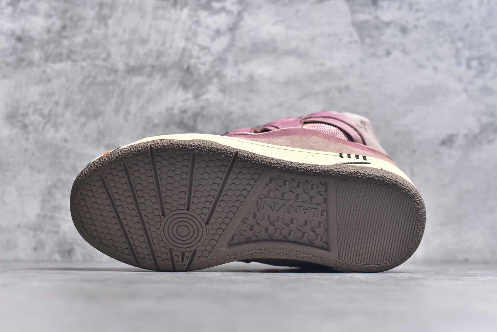 图片[6]-#Lanvin Curb Sneakers 浪凡面包鞋 泼墨色 东莞纯原 高端定制版 LANVIN浪凡三代 最新走秀款Curb系列 休闲运动面包鞋 官网一出热度火爆整个全球 各大网红也疯狂上脚 原版一比一开模重工艺制作 全鞋身采用东莞代工厂进口牛皮/环保牛反绒 进口电脑针车 数控针距精准无差 鞋头面冲孔整齐利落 金钢网织物 随机3D电喷泼墨 原磨具私模双色TPU大底 内里柔软透气太空棉面料 原版一致定制鞋带 全套原版一致包装。 尺码：35 36 37 38 39 40 41 42 43 44 45 46 47-选品中心