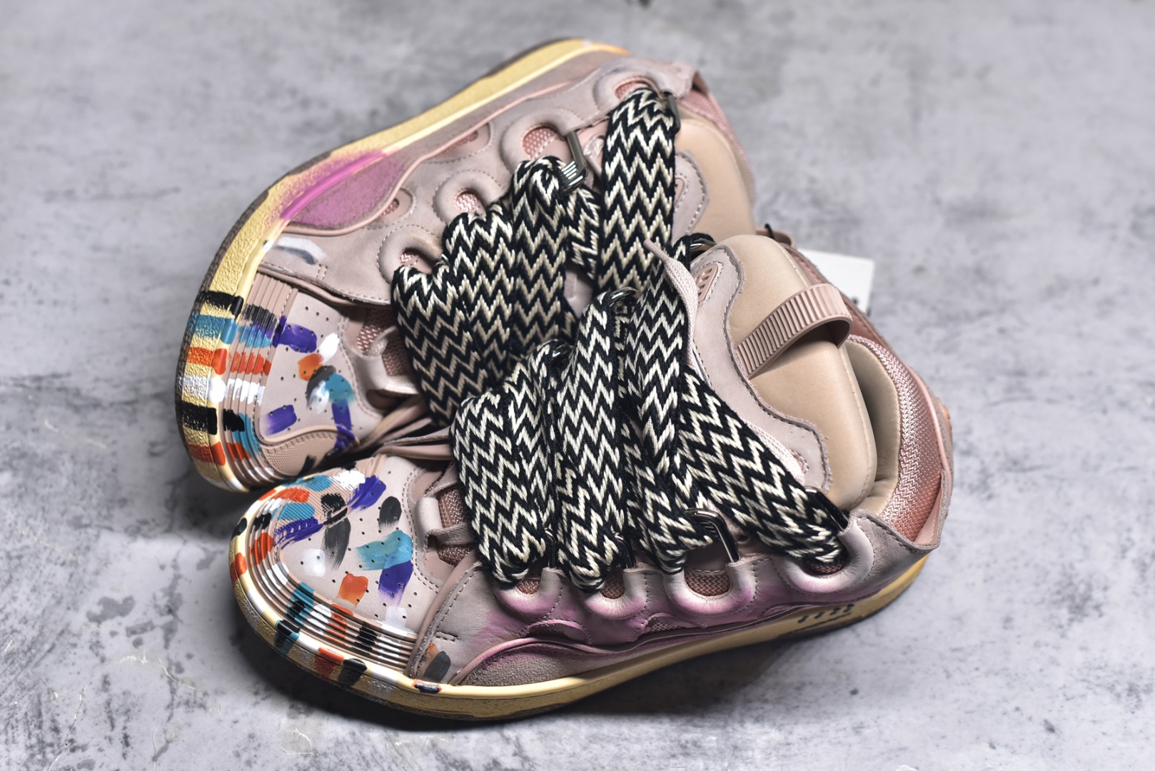 图片[7]-#Lanvin Curb Sneakers 浪凡面包鞋 泼墨色 东莞纯原 高端定制版 LANVIN浪凡三代 最新走秀款Curb系列 休闲运动面包鞋 官网一出热度火爆整个全球 各大网红也疯狂上脚 原版一比一开模重工艺制作 全鞋身采用东莞代工厂进口牛皮/环保牛反绒 进口电脑针车 数控针距精准无差 鞋头面冲孔整齐利落 金钢网织物 随机3D电喷泼墨 原磨具私模双色TPU大底 内里柔软透气太空棉面料 原版一致定制鞋带 全套原版一致包装。 尺码：35 36 37 38 39 40 41 42 43 44 45 46 47-选品中心