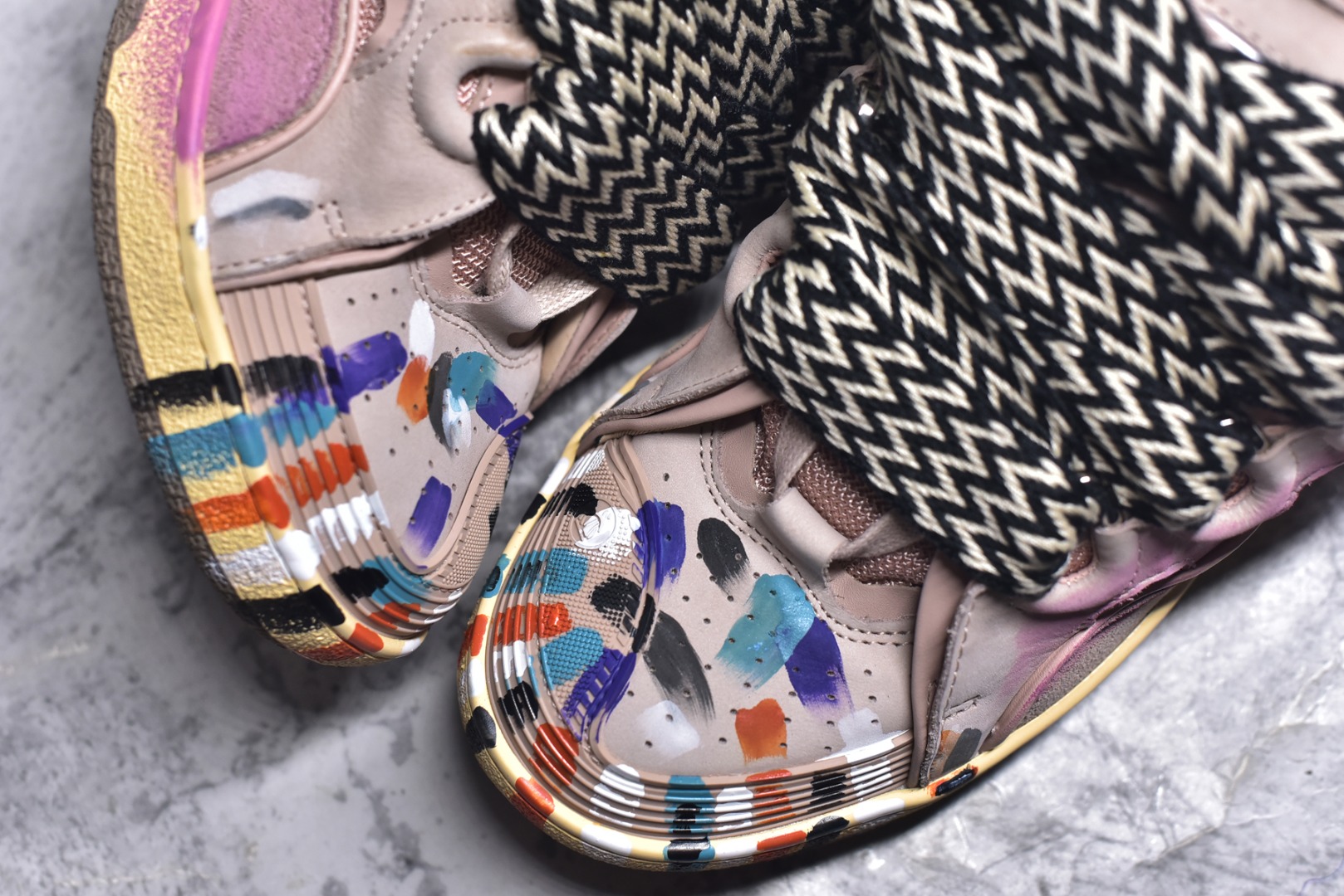 图片[8]-#Lanvin Curb Sneakers 浪凡面包鞋 泼墨色 东莞纯原 高端定制版 LANVIN浪凡三代 最新走秀款Curb系列 休闲运动面包鞋 官网一出热度火爆整个全球 各大网红也疯狂上脚 原版一比一开模重工艺制作 全鞋身采用东莞代工厂进口牛皮/环保牛反绒 进口电脑针车 数控针距精准无差 鞋头面冲孔整齐利落 金钢网织物 随机3D电喷泼墨 原磨具私模双色TPU大底 内里柔软透气太空棉面料 原版一致定制鞋带 全套原版一致包装。 尺码：35 36 37 38 39 40 41 42 43 44 45 46 47-选品中心