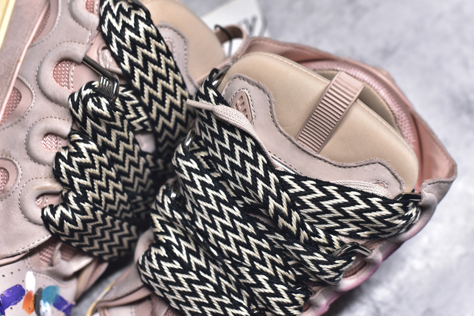图片[9]-#Lanvin Curb Sneakers 浪凡面包鞋 泼墨色 东莞纯原 高端定制版 LANVIN浪凡三代 最新走秀款Curb系列 休闲运动面包鞋 官网一出热度火爆整个全球 各大网红也疯狂上脚 原版一比一开模重工艺制作 全鞋身采用东莞代工厂进口牛皮/环保牛反绒 进口电脑针车 数控针距精准无差 鞋头面冲孔整齐利落 金钢网织物 随机3D电喷泼墨 原磨具私模双色TPU大底 内里柔软透气太空棉面料 原版一致定制鞋带 全套原版一致包装。 尺码：35 36 37 38 39 40 41 42 43 44 45 46 47-选品中心