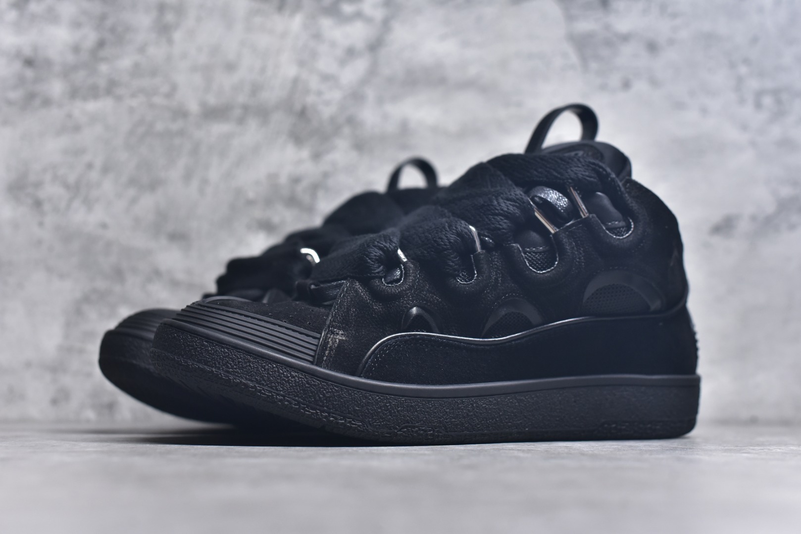 图片[2]-#Lanvin Curb Sneakers 浪凡面包鞋 基础款经典色 东莞纯原 高端定制版 LANVIN浪凡三代 最新走秀款Curb系列 休闲运动面包鞋 官网一出热度火爆整个全球 各大网红也疯狂上脚 原版一比一开模重工艺制作 全鞋身采用东莞代工厂进口牛皮/环保牛反绒 进口电脑针车 数控针距精准无差 鞋头面冲孔整齐利落 金钢网织物 随机3D电喷泼墨 原磨具私模双色TPU大底 内里柔软透气太空棉面料 原版一致定制鞋带 全套原版一致包装。 尺码：35 36 37 38 39 40 41 42 43 44 45 46 47-选品中心