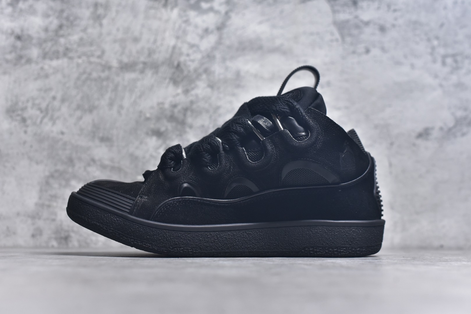 #Lanvin Curb Sneakers 浪凡面包鞋 基础款经典色 东莞纯原 高端定制版 LANVIN浪凡三代 最新走秀款Curb系列 休闲运动面包鞋 官网一出热度火爆整个全球 各大网红也疯狂上脚 原版一比一开模重工艺制作 全鞋身采用东莞代工厂进口牛皮/环保牛反绒 进口电脑针车 数控针距精准无差 鞋头面冲孔整齐利落 金钢网织物 随机3D电喷泼墨 原磨具私模双色TPU大底 内里柔软透气太空棉面料 原版一致定制鞋带 全套原版一致包装。 尺码：35 36 37 38 39 40 41 42 43 44 45 46 47-选品中心