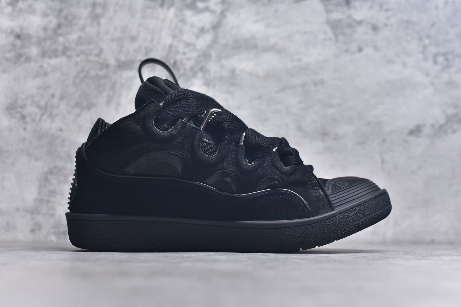 图片[3]-#Lanvin Curb Sneakers 浪凡面包鞋 基础款经典色 东莞纯原 高端定制版 LANVIN浪凡三代 最新走秀款Curb系列 休闲运动面包鞋 官网一出热度火爆整个全球 各大网红也疯狂上脚 原版一比一开模重工艺制作 全鞋身采用东莞代工厂进口牛皮/环保牛反绒 进口电脑针车 数控针距精准无差 鞋头面冲孔整齐利落 金钢网织物 随机3D电喷泼墨 原磨具私模双色TPU大底 内里柔软透气太空棉面料 原版一致定制鞋带 全套原版一致包装。 尺码：35 36 37 38 39 40 41 42 43 44 45 46 47-选品中心