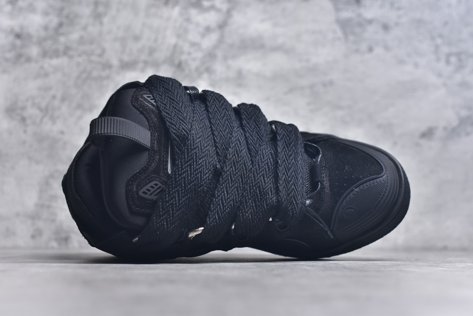 图片[4]-#Lanvin Curb Sneakers 浪凡面包鞋 基础款经典色 东莞纯原 高端定制版 LANVIN浪凡三代 最新走秀款Curb系列 休闲运动面包鞋 官网一出热度火爆整个全球 各大网红也疯狂上脚 原版一比一开模重工艺制作 全鞋身采用东莞代工厂进口牛皮/环保牛反绒 进口电脑针车 数控针距精准无差 鞋头面冲孔整齐利落 金钢网织物 随机3D电喷泼墨 原磨具私模双色TPU大底 内里柔软透气太空棉面料 原版一致定制鞋带 全套原版一致包装。 尺码：35 36 37 38 39 40 41 42 43 44 45 46 47-选品中心