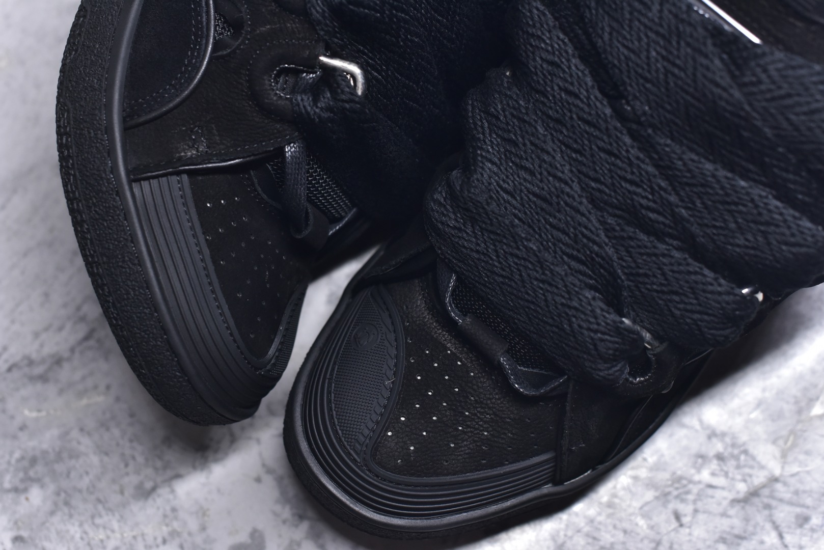 图片[8]-#Lanvin Curb Sneakers 浪凡面包鞋 基础款经典色 东莞纯原 高端定制版 LANVIN浪凡三代 最新走秀款Curb系列 休闲运动面包鞋 官网一出热度火爆整个全球 各大网红也疯狂上脚 原版一比一开模重工艺制作 全鞋身采用东莞代工厂进口牛皮/环保牛反绒 进口电脑针车 数控针距精准无差 鞋头面冲孔整齐利落 金钢网织物 随机3D电喷泼墨 原磨具私模双色TPU大底 内里柔软透气太空棉面料 原版一致定制鞋带 全套原版一致包装。 尺码：35 36 37 38 39 40 41 42 43 44 45 46 47-选品中心