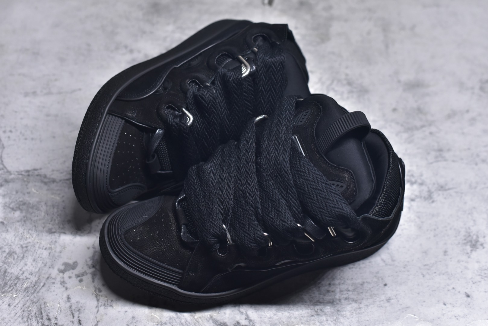图片[7]-#Lanvin Curb Sneakers 浪凡面包鞋 基础款经典色 东莞纯原 高端定制版 LANVIN浪凡三代 最新走秀款Curb系列 休闲运动面包鞋 官网一出热度火爆整个全球 各大网红也疯狂上脚 原版一比一开模重工艺制作 全鞋身采用东莞代工厂进口牛皮/环保牛反绒 进口电脑针车 数控针距精准无差 鞋头面冲孔整齐利落 金钢网织物 随机3D电喷泼墨 原磨具私模双色TPU大底 内里柔软透气太空棉面料 原版一致定制鞋带 全套原版一致包装。 尺码：35 36 37 38 39 40 41 42 43 44 45 46 47-选品中心