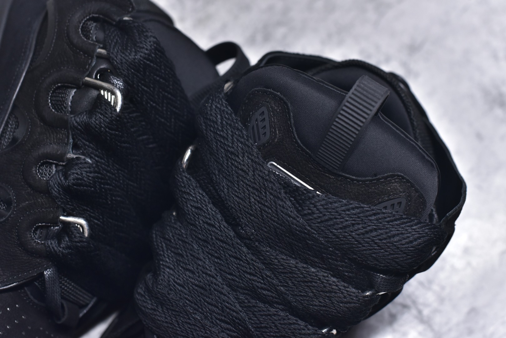 图片[9]-#Lanvin Curb Sneakers 浪凡面包鞋 基础款经典色 东莞纯原 高端定制版 LANVIN浪凡三代 最新走秀款Curb系列 休闲运动面包鞋 官网一出热度火爆整个全球 各大网红也疯狂上脚 原版一比一开模重工艺制作 全鞋身采用东莞代工厂进口牛皮/环保牛反绒 进口电脑针车 数控针距精准无差 鞋头面冲孔整齐利落 金钢网织物 随机3D电喷泼墨 原磨具私模双色TPU大底 内里柔软透气太空棉面料 原版一致定制鞋带 全套原版一致包装。 尺码：35 36 37 38 39 40 41 42 43 44 45 46 47-选品中心