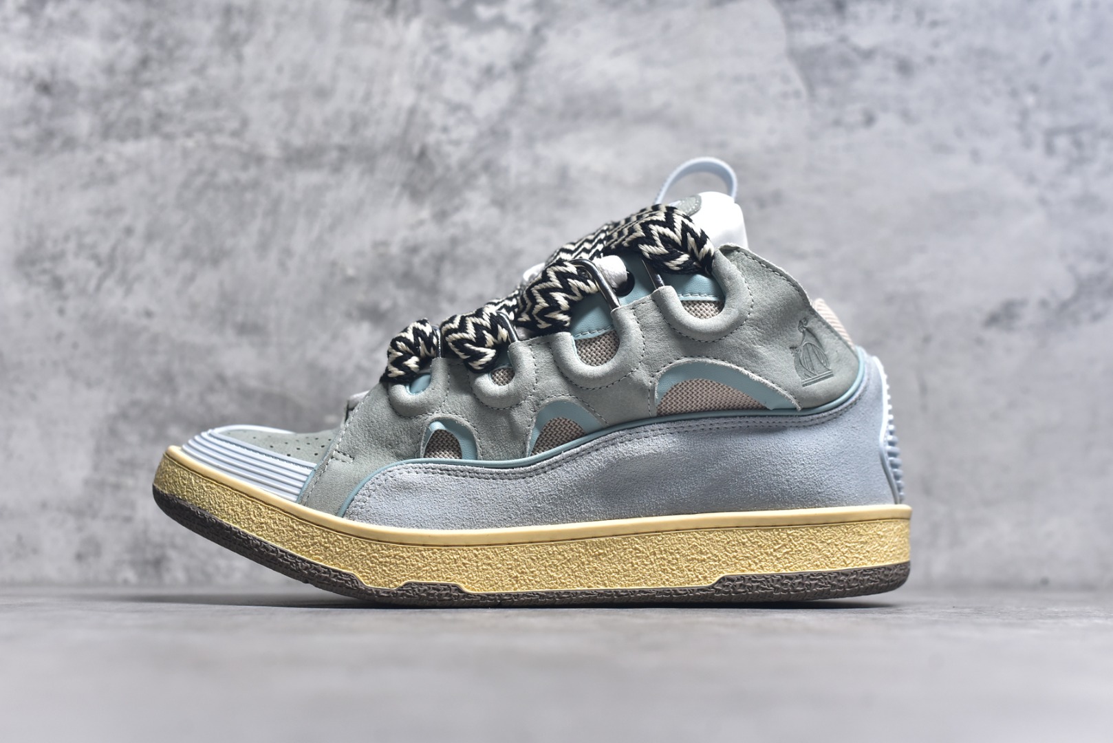 #Lanvin Curb Sneakers 浪凡面包鞋 基础款经典色 东莞纯原 高端定制版 LANVIN浪凡三代 最新走秀款Curb系列 休闲运动面包鞋 官网一出热度火爆整个全球 各大网红也疯狂上脚 原版一比一开模重工艺制作 全鞋身采用东莞代工厂进口牛皮/环保牛反绒 进口电脑针车 数控针距精准无差 鞋头面冲孔整齐利落 金钢网织物 随机3D电喷泼墨 原磨具私模双色TPU大底 内里柔软透气太空棉面料 原版一致定制鞋带 全套原版一致包装。 尺码：35 36 37 38 39 40 41 42 43 44 45 46 47-选品中心