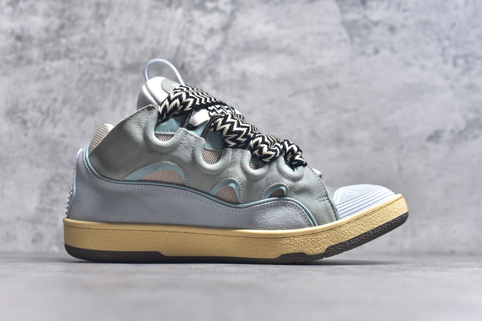 图片[3]-#Lanvin Curb Sneakers 浪凡面包鞋 基础款经典色 东莞纯原 高端定制版 LANVIN浪凡三代 最新走秀款Curb系列 休闲运动面包鞋 官网一出热度火爆整个全球 各大网红也疯狂上脚 原版一比一开模重工艺制作 全鞋身采用东莞代工厂进口牛皮/环保牛反绒 进口电脑针车 数控针距精准无差 鞋头面冲孔整齐利落 金钢网织物 随机3D电喷泼墨 原磨具私模双色TPU大底 内里柔软透气太空棉面料 原版一致定制鞋带 全套原版一致包装。 尺码：35 36 37 38 39 40 41 42 43 44 45 46 47-选品中心