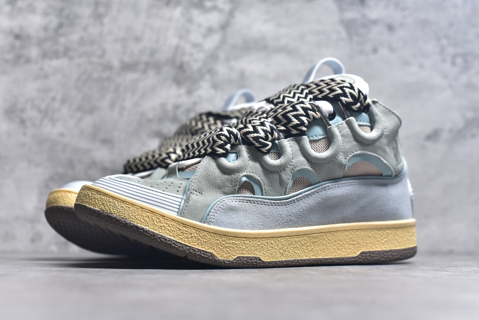 图片[2]-#Lanvin Curb Sneakers 浪凡面包鞋 基础款经典色 东莞纯原 高端定制版 LANVIN浪凡三代 最新走秀款Curb系列 休闲运动面包鞋 官网一出热度火爆整个全球 各大网红也疯狂上脚 原版一比一开模重工艺制作 全鞋身采用东莞代工厂进口牛皮/环保牛反绒 进口电脑针车 数控针距精准无差 鞋头面冲孔整齐利落 金钢网织物 随机3D电喷泼墨 原磨具私模双色TPU大底 内里柔软透气太空棉面料 原版一致定制鞋带 全套原版一致包装。 尺码：35 36 37 38 39 40 41 42 43 44 45 46 47-选品中心