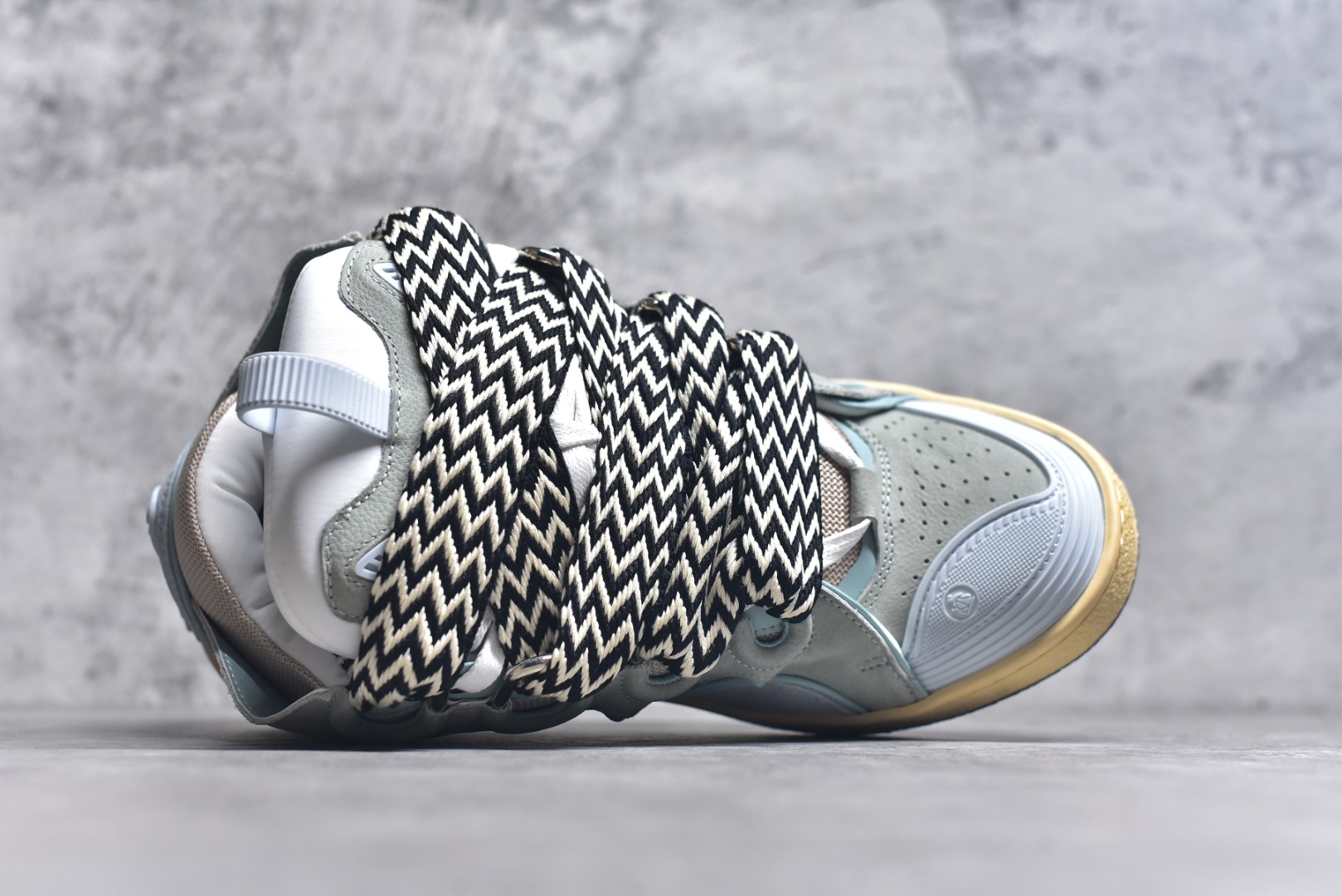 图片[4]-#Lanvin Curb Sneakers 浪凡面包鞋 基础款经典色 东莞纯原 高端定制版 LANVIN浪凡三代 最新走秀款Curb系列 休闲运动面包鞋 官网一出热度火爆整个全球 各大网红也疯狂上脚 原版一比一开模重工艺制作 全鞋身采用东莞代工厂进口牛皮/环保牛反绒 进口电脑针车 数控针距精准无差 鞋头面冲孔整齐利落 金钢网织物 随机3D电喷泼墨 原磨具私模双色TPU大底 内里柔软透气太空棉面料 原版一致定制鞋带 全套原版一致包装。 尺码：35 36 37 38 39 40 41 42 43 44 45 46 47-选品中心