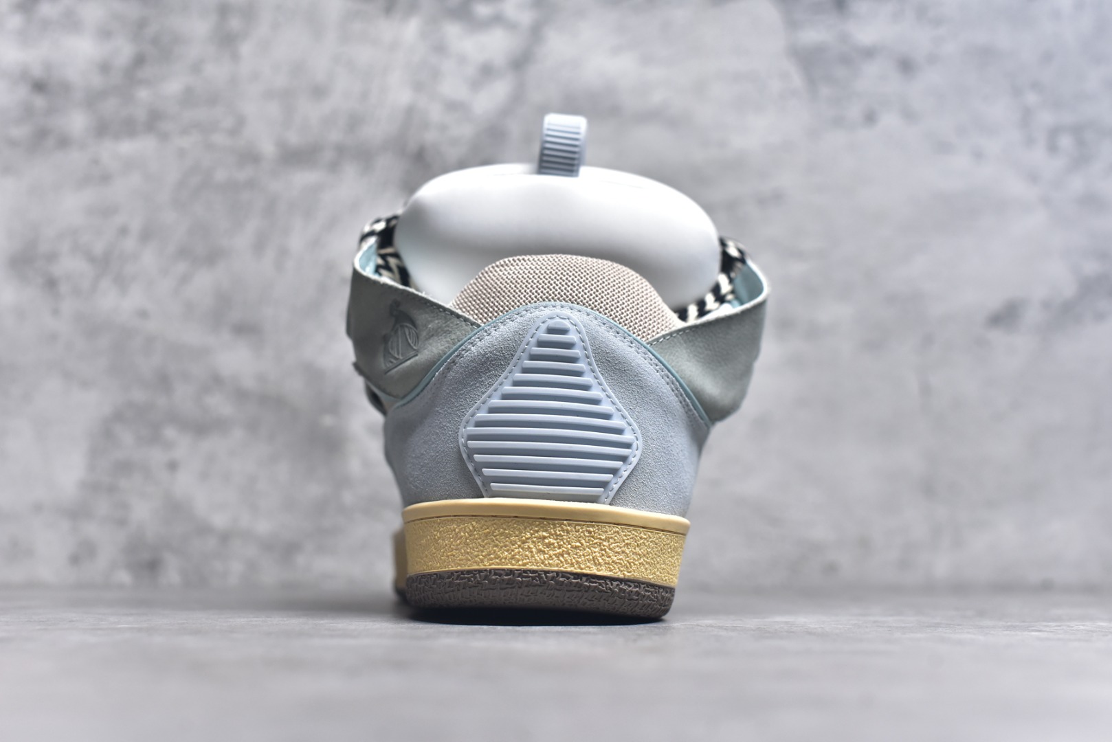 图片[5]-#Lanvin Curb Sneakers 浪凡面包鞋 基础款经典色 东莞纯原 高端定制版 LANVIN浪凡三代 最新走秀款Curb系列 休闲运动面包鞋 官网一出热度火爆整个全球 各大网红也疯狂上脚 原版一比一开模重工艺制作 全鞋身采用东莞代工厂进口牛皮/环保牛反绒 进口电脑针车 数控针距精准无差 鞋头面冲孔整齐利落 金钢网织物 随机3D电喷泼墨 原磨具私模双色TPU大底 内里柔软透气太空棉面料 原版一致定制鞋带 全套原版一致包装。 尺码：35 36 37 38 39 40 41 42 43 44 45 46 47-选品中心