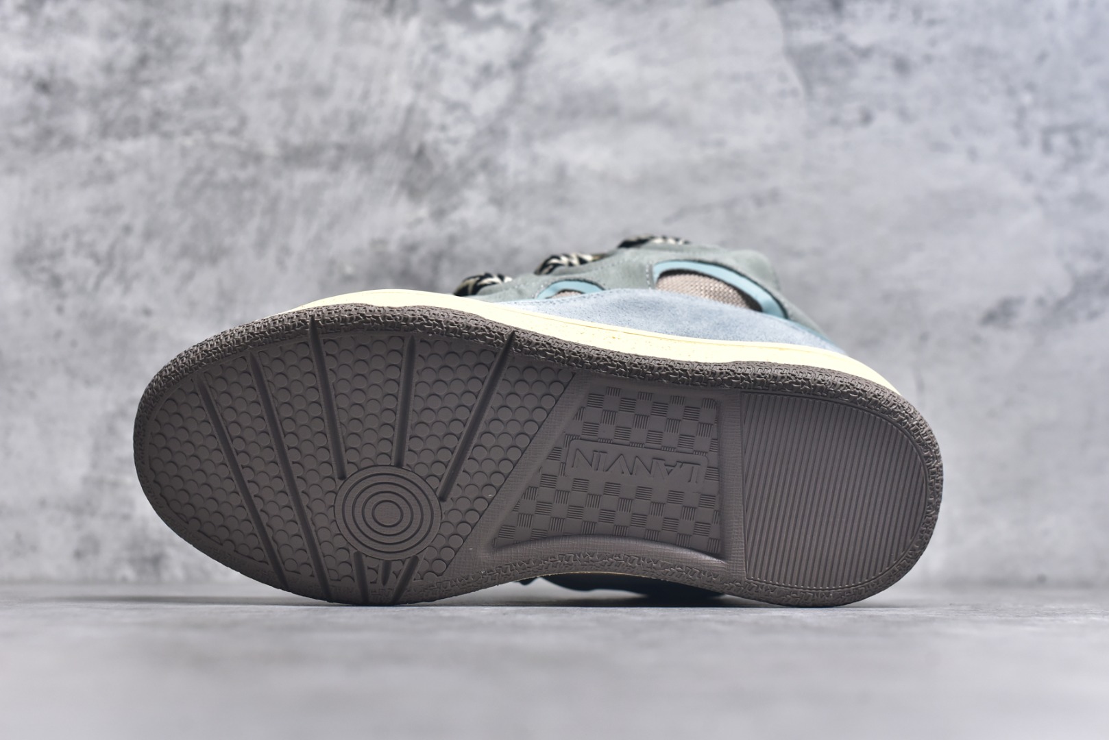 图片[6]-#Lanvin Curb Sneakers 浪凡面包鞋 基础款经典色 东莞纯原 高端定制版 LANVIN浪凡三代 最新走秀款Curb系列 休闲运动面包鞋 官网一出热度火爆整个全球 各大网红也疯狂上脚 原版一比一开模重工艺制作 全鞋身采用东莞代工厂进口牛皮/环保牛反绒 进口电脑针车 数控针距精准无差 鞋头面冲孔整齐利落 金钢网织物 随机3D电喷泼墨 原磨具私模双色TPU大底 内里柔软透气太空棉面料 原版一致定制鞋带 全套原版一致包装。 尺码：35 36 37 38 39 40 41 42 43 44 45 46 47-选品中心