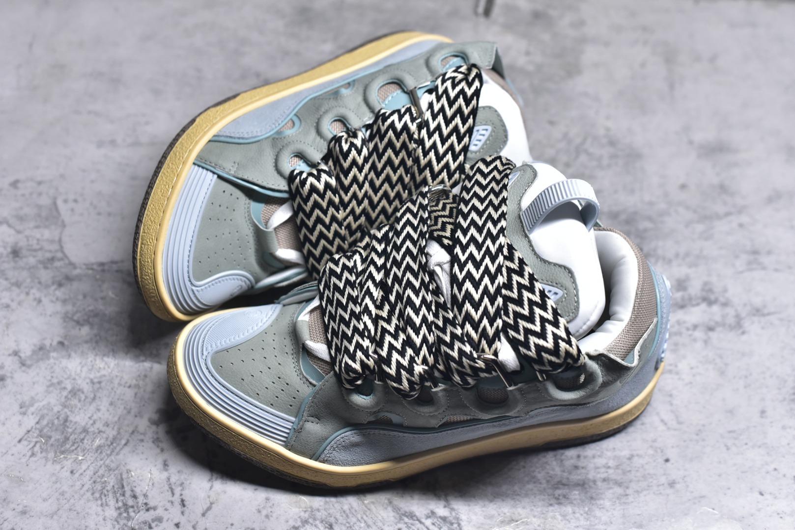 图片[7]-#Lanvin Curb Sneakers 浪凡面包鞋 基础款经典色 东莞纯原 高端定制版 LANVIN浪凡三代 最新走秀款Curb系列 休闲运动面包鞋 官网一出热度火爆整个全球 各大网红也疯狂上脚 原版一比一开模重工艺制作 全鞋身采用东莞代工厂进口牛皮/环保牛反绒 进口电脑针车 数控针距精准无差 鞋头面冲孔整齐利落 金钢网织物 随机3D电喷泼墨 原磨具私模双色TPU大底 内里柔软透气太空棉面料 原版一致定制鞋带 全套原版一致包装。 尺码：35 36 37 38 39 40 41 42 43 44 45 46 47-选品中心