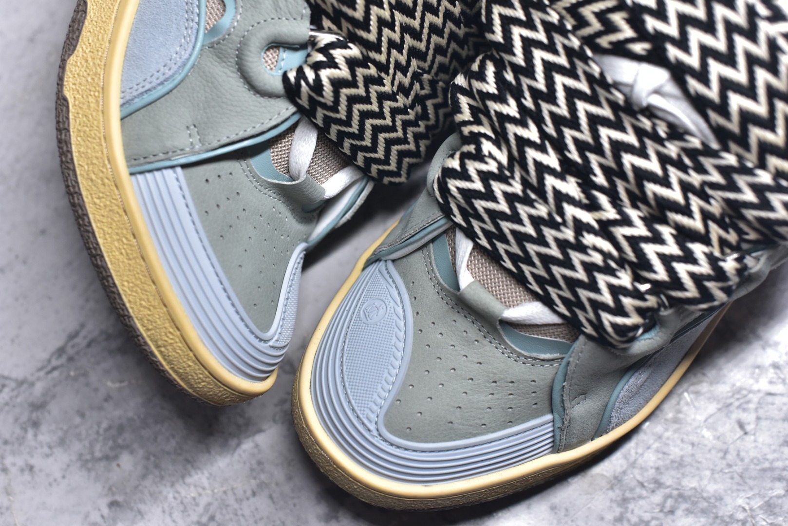 图片[8]-#Lanvin Curb Sneakers 浪凡面包鞋 基础款经典色 东莞纯原 高端定制版 LANVIN浪凡三代 最新走秀款Curb系列 休闲运动面包鞋 官网一出热度火爆整个全球 各大网红也疯狂上脚 原版一比一开模重工艺制作 全鞋身采用东莞代工厂进口牛皮/环保牛反绒 进口电脑针车 数控针距精准无差 鞋头面冲孔整齐利落 金钢网织物 随机3D电喷泼墨 原磨具私模双色TPU大底 内里柔软透气太空棉面料 原版一致定制鞋带 全套原版一致包装。 尺码：35 36 37 38 39 40 41 42 43 44 45 46 47-选品中心
