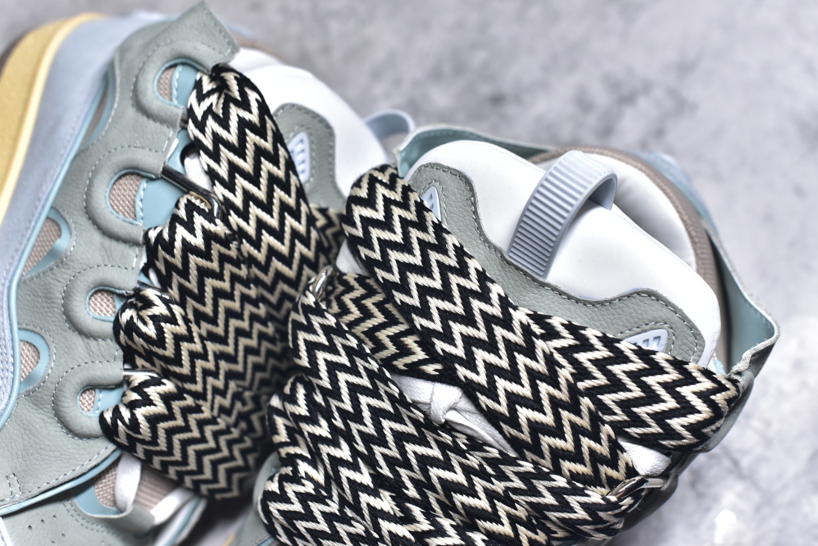 图片[9]-#Lanvin Curb Sneakers 浪凡面包鞋 基础款经典色 东莞纯原 高端定制版 LANVIN浪凡三代 最新走秀款Curb系列 休闲运动面包鞋 官网一出热度火爆整个全球 各大网红也疯狂上脚 原版一比一开模重工艺制作 全鞋身采用东莞代工厂进口牛皮/环保牛反绒 进口电脑针车 数控针距精准无差 鞋头面冲孔整齐利落 金钢网织物 随机3D电喷泼墨 原磨具私模双色TPU大底 内里柔软透气太空棉面料 原版一致定制鞋带 全套原版一致包装。 尺码：35 36 37 38 39 40 41 42 43 44 45 46 47-选品中心