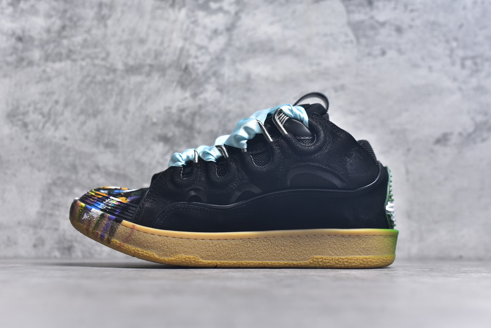 #Lanvin Curb Sneakers 浪凡面包鞋 泼墨色 东莞纯原 高端定制版 LANVIN浪凡三代 最新走秀款Curb系列 休闲运动面包鞋 官网一出热度火爆整个全球 各大网红也疯狂上脚 原版一比一开模重工艺制作 全鞋身采用东莞代工厂进口牛皮/环保牛反绒 进口电脑针车 数控针距精准无差 鞋头面冲孔整齐利落 金钢网织物 随机3D电喷泼墨 原磨具私模双色TPU大底 内里柔软透气太空棉面料 原版一致定制鞋带 全套原版一致包装。 尺码：35 36 37 38 39 40 41 42 43 44 45 46 47-选品中心