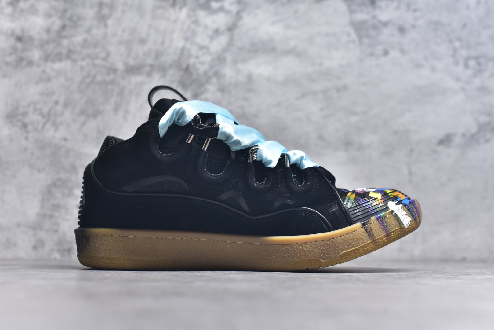 图片[3]-#Lanvin Curb Sneakers 浪凡面包鞋 泼墨色 东莞纯原 高端定制版 LANVIN浪凡三代 最新走秀款Curb系列 休闲运动面包鞋 官网一出热度火爆整个全球 各大网红也疯狂上脚 原版一比一开模重工艺制作 全鞋身采用东莞代工厂进口牛皮/环保牛反绒 进口电脑针车 数控针距精准无差 鞋头面冲孔整齐利落 金钢网织物 随机3D电喷泼墨 原磨具私模双色TPU大底 内里柔软透气太空棉面料 原版一致定制鞋带 全套原版一致包装。 尺码：35 36 37 38 39 40 41 42 43 44 45 46 47-选品中心