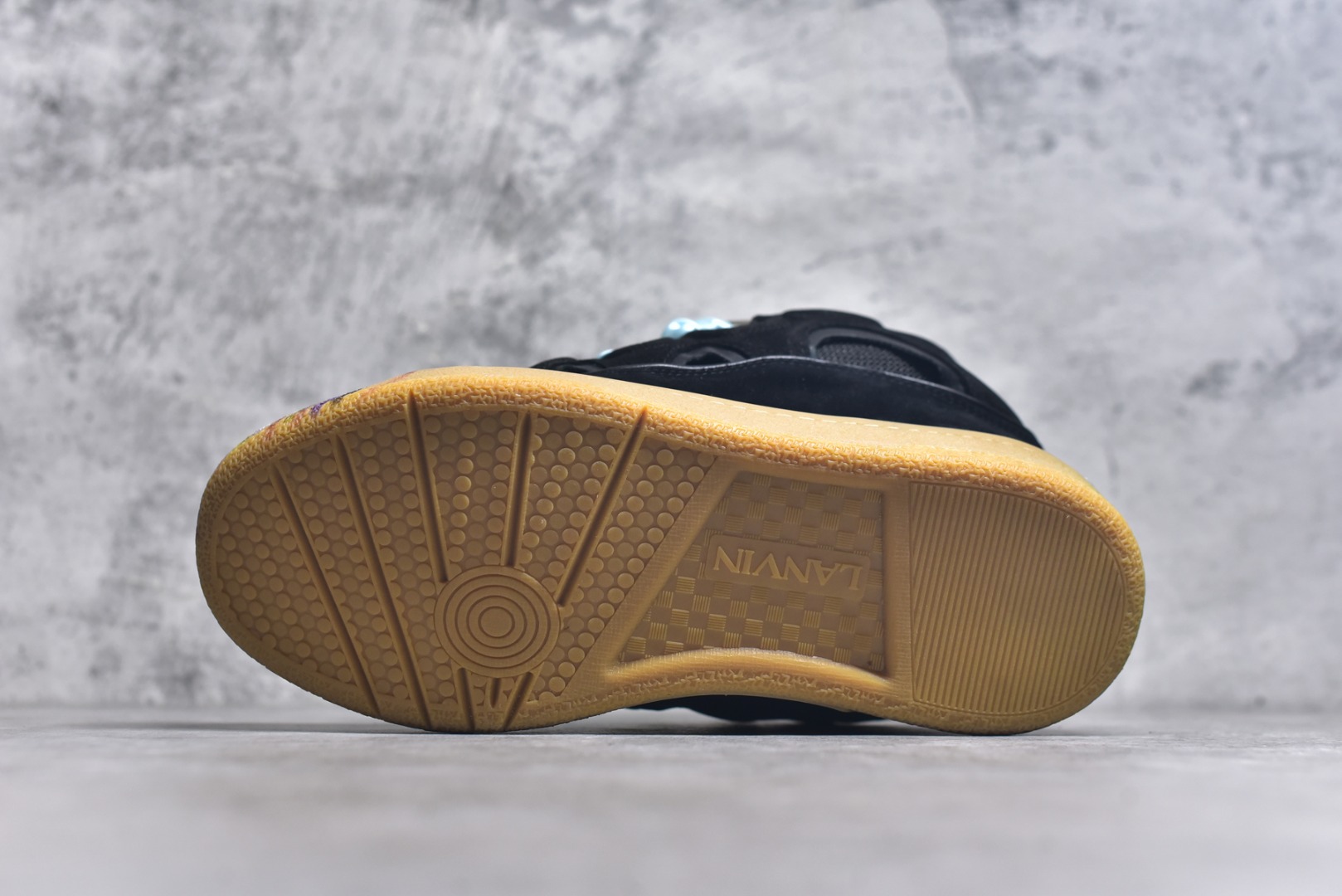 图片[6]-#Lanvin Curb Sneakers 浪凡面包鞋 泼墨色 东莞纯原 高端定制版 LANVIN浪凡三代 最新走秀款Curb系列 休闲运动面包鞋 官网一出热度火爆整个全球 各大网红也疯狂上脚 原版一比一开模重工艺制作 全鞋身采用东莞代工厂进口牛皮/环保牛反绒 进口电脑针车 数控针距精准无差 鞋头面冲孔整齐利落 金钢网织物 随机3D电喷泼墨 原磨具私模双色TPU大底 内里柔软透气太空棉面料 原版一致定制鞋带 全套原版一致包装。 尺码：35 36 37 38 39 40 41 42 43 44 45 46 47-选品中心