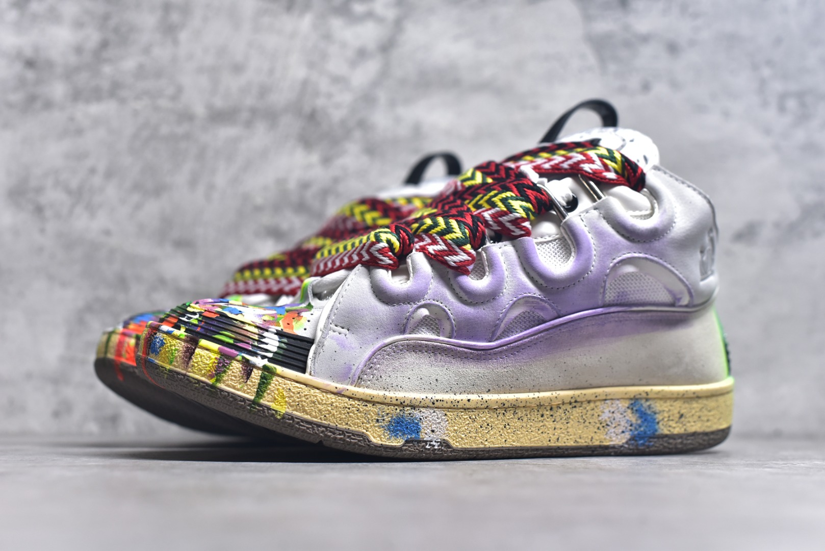 图片[2]-#Lanvin Curb Sneakers 浪凡面包鞋 泼墨色 东莞纯原 高端定制版 LANVIN浪凡三代 最新走秀款Curb系列 休闲运动面包鞋 官网一出热度火爆整个全球 各大网红也疯狂上脚 原版一比一开模重工艺制作 全鞋身采用东莞代工厂进口牛皮/环保牛反绒 进口电脑针车 数控针距精准无差 鞋头面冲孔整齐利落 金钢网织物 随机3D电喷泼墨 原磨具私模双色TPU大底 内里柔软透气太空棉面料 原版一致定制鞋带 全套原版一致包装。 尺码：35 36 37 38 39 40 41 42 43 44 45 46 47-选品中心