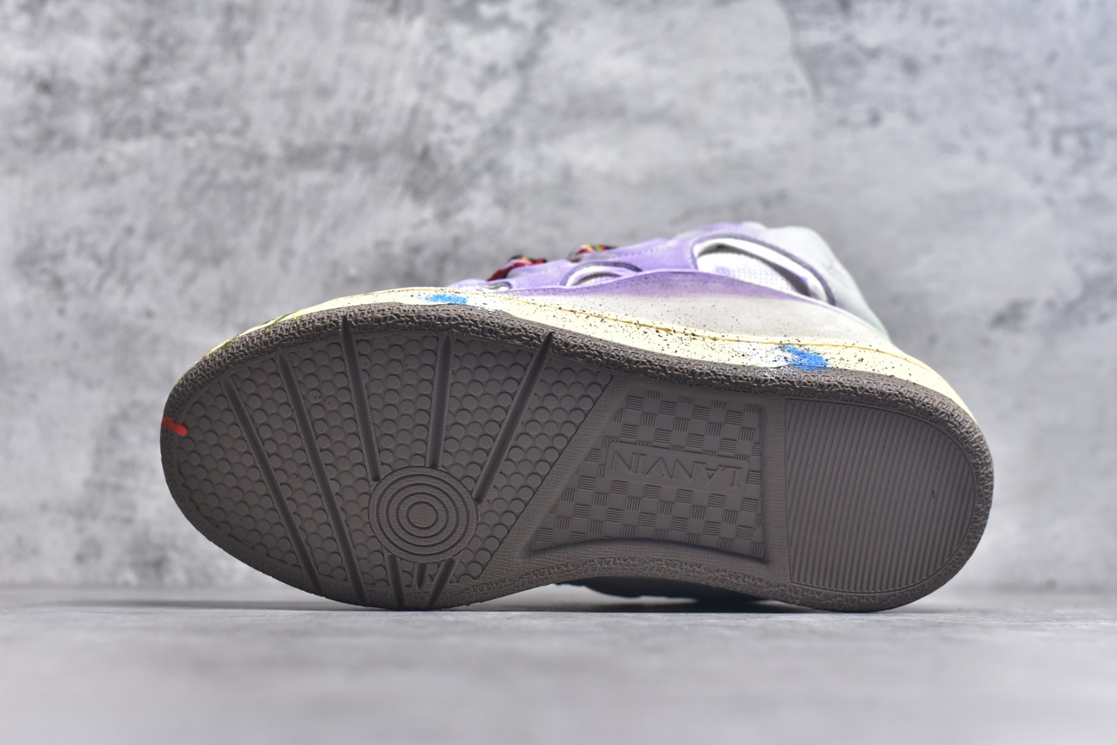 图片[6]-#Lanvin Curb Sneakers 浪凡面包鞋 泼墨色 东莞纯原 高端定制版 LANVIN浪凡三代 最新走秀款Curb系列 休闲运动面包鞋 官网一出热度火爆整个全球 各大网红也疯狂上脚 原版一比一开模重工艺制作 全鞋身采用东莞代工厂进口牛皮/环保牛反绒 进口电脑针车 数控针距精准无差 鞋头面冲孔整齐利落 金钢网织物 随机3D电喷泼墨 原磨具私模双色TPU大底 内里柔软透气太空棉面料 原版一致定制鞋带 全套原版一致包装。 尺码：35 36 37 38 39 40 41 42 43 44 45 46 47-选品中心
