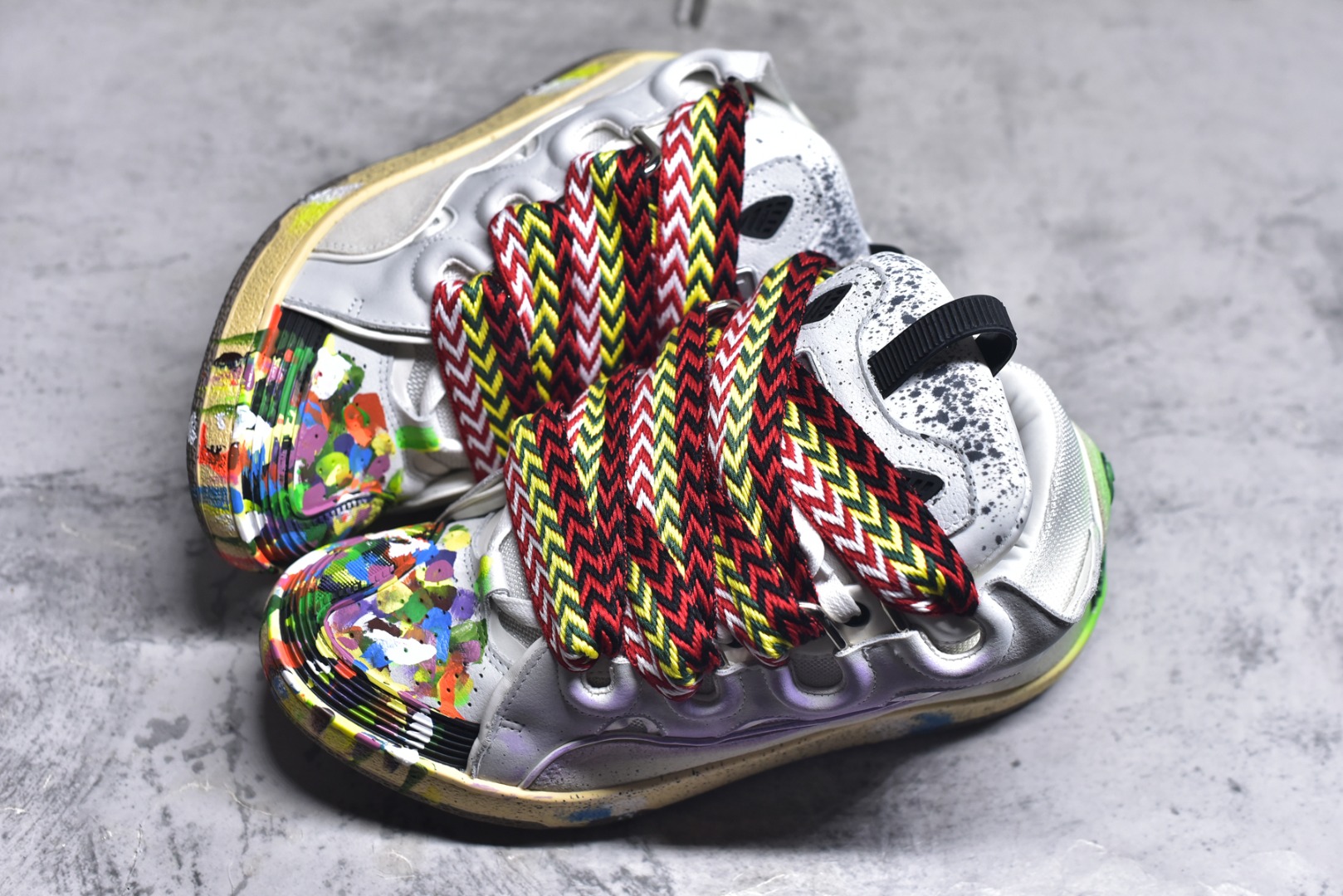 图片[7]-#Lanvin Curb Sneakers 浪凡面包鞋 泼墨色 东莞纯原 高端定制版 LANVIN浪凡三代 最新走秀款Curb系列 休闲运动面包鞋 官网一出热度火爆整个全球 各大网红也疯狂上脚 原版一比一开模重工艺制作 全鞋身采用东莞代工厂进口牛皮/环保牛反绒 进口电脑针车 数控针距精准无差 鞋头面冲孔整齐利落 金钢网织物 随机3D电喷泼墨 原磨具私模双色TPU大底 内里柔软透气太空棉面料 原版一致定制鞋带 全套原版一致包装。 尺码：35 36 37 38 39 40 41 42 43 44 45 46 47-选品中心