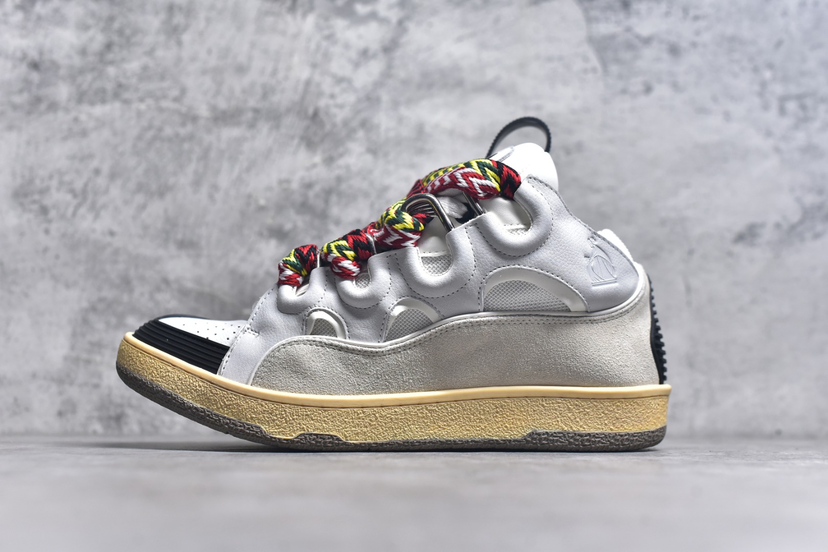 #Lanvin Curb Sneakers 浪凡面包鞋 基础款经典色 东莞纯原 高端定制版 LANVIN浪凡三代 最新走秀款Curb系列 休闲运动面包鞋 官网一出热度火爆整个全球 各大网红也疯狂上脚 原版一比一开模重工艺制作 全鞋身采用东莞代工厂进口牛皮/环保牛反绒 进口电脑针车 数控针距精准无差 鞋头面冲孔整齐利落 金钢网织物 随机3D电喷泼墨 原磨具私模双色TPU大底 内里柔软透气太空棉面料 原版一致定制鞋带 全套原版一致包装。 尺码：35 36 37 38 39 40 41 42 43 44 45 46 47-选品中心