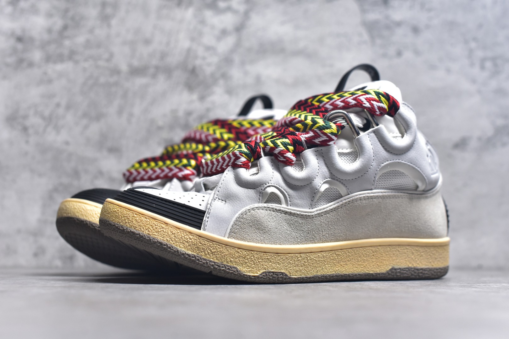 图片[2]-#Lanvin Curb Sneakers 浪凡面包鞋 基础款经典色 东莞纯原 高端定制版 LANVIN浪凡三代 最新走秀款Curb系列 休闲运动面包鞋 官网一出热度火爆整个全球 各大网红也疯狂上脚 原版一比一开模重工艺制作 全鞋身采用东莞代工厂进口牛皮/环保牛反绒 进口电脑针车 数控针距精准无差 鞋头面冲孔整齐利落 金钢网织物 随机3D电喷泼墨 原磨具私模双色TPU大底 内里柔软透气太空棉面料 原版一致定制鞋带 全套原版一致包装。 尺码：35 36 37 38 39 40 41 42 43 44 45 46 47-选品中心