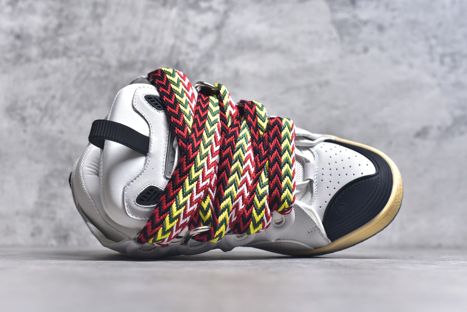 图片[4]-#Lanvin Curb Sneakers 浪凡面包鞋 基础款经典色 东莞纯原 高端定制版 LANVIN浪凡三代 最新走秀款Curb系列 休闲运动面包鞋 官网一出热度火爆整个全球 各大网红也疯狂上脚 原版一比一开模重工艺制作 全鞋身采用东莞代工厂进口牛皮/环保牛反绒 进口电脑针车 数控针距精准无差 鞋头面冲孔整齐利落 金钢网织物 随机3D电喷泼墨 原磨具私模双色TPU大底 内里柔软透气太空棉面料 原版一致定制鞋带 全套原版一致包装。 尺码：35 36 37 38 39 40 41 42 43 44 45 46 47-选品中心