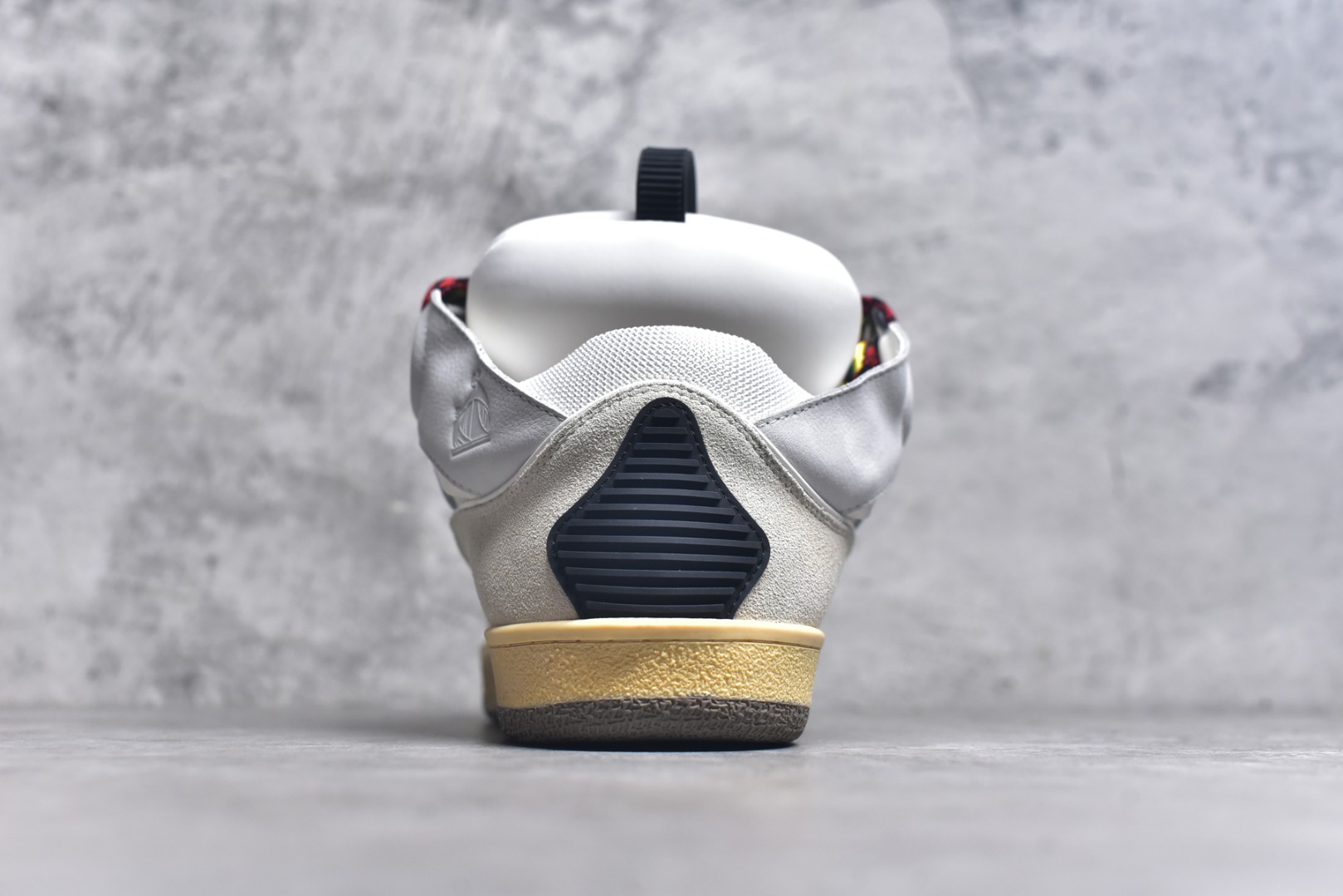 图片[5]-#Lanvin Curb Sneakers 浪凡面包鞋 基础款经典色 东莞纯原 高端定制版 LANVIN浪凡三代 最新走秀款Curb系列 休闲运动面包鞋 官网一出热度火爆整个全球 各大网红也疯狂上脚 原版一比一开模重工艺制作 全鞋身采用东莞代工厂进口牛皮/环保牛反绒 进口电脑针车 数控针距精准无差 鞋头面冲孔整齐利落 金钢网织物 随机3D电喷泼墨 原磨具私模双色TPU大底 内里柔软透气太空棉面料 原版一致定制鞋带 全套原版一致包装。 尺码：35 36 37 38 39 40 41 42 43 44 45 46 47-选品中心