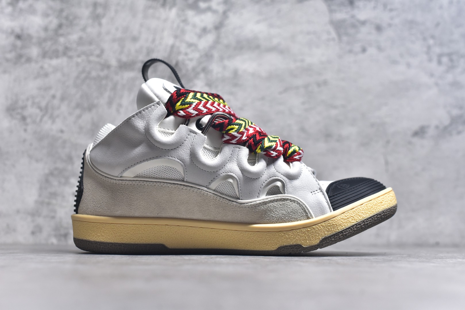 图片[3]-#Lanvin Curb Sneakers 浪凡面包鞋 基础款经典色 东莞纯原 高端定制版 LANVIN浪凡三代 最新走秀款Curb系列 休闲运动面包鞋 官网一出热度火爆整个全球 各大网红也疯狂上脚 原版一比一开模重工艺制作 全鞋身采用东莞代工厂进口牛皮/环保牛反绒 进口电脑针车 数控针距精准无差 鞋头面冲孔整齐利落 金钢网织物 随机3D电喷泼墨 原磨具私模双色TPU大底 内里柔软透气太空棉面料 原版一致定制鞋带 全套原版一致包装。 尺码：35 36 37 38 39 40 41 42 43 44 45 46 47-选品中心