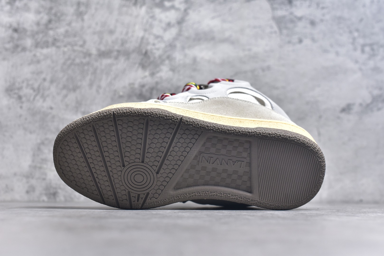 图片[6]-#Lanvin Curb Sneakers 浪凡面包鞋 基础款经典色 东莞纯原 高端定制版 LANVIN浪凡三代 最新走秀款Curb系列 休闲运动面包鞋 官网一出热度火爆整个全球 各大网红也疯狂上脚 原版一比一开模重工艺制作 全鞋身采用东莞代工厂进口牛皮/环保牛反绒 进口电脑针车 数控针距精准无差 鞋头面冲孔整齐利落 金钢网织物 随机3D电喷泼墨 原磨具私模双色TPU大底 内里柔软透气太空棉面料 原版一致定制鞋带 全套原版一致包装。 尺码：35 36 37 38 39 40 41 42 43 44 45 46 47-选品中心