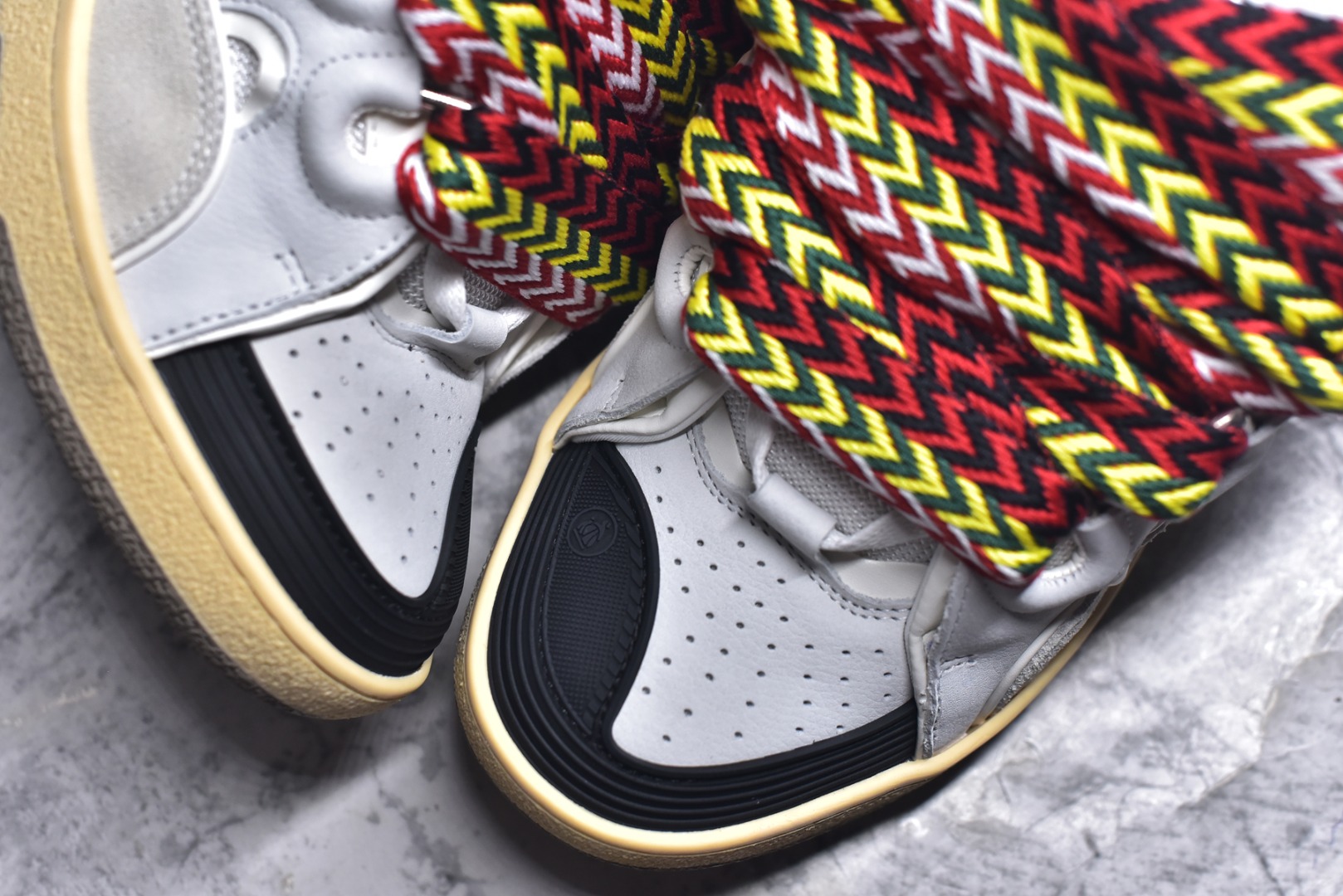 图片[8]-#Lanvin Curb Sneakers 浪凡面包鞋 基础款经典色 东莞纯原 高端定制版 LANVIN浪凡三代 最新走秀款Curb系列 休闲运动面包鞋 官网一出热度火爆整个全球 各大网红也疯狂上脚 原版一比一开模重工艺制作 全鞋身采用东莞代工厂进口牛皮/环保牛反绒 进口电脑针车 数控针距精准无差 鞋头面冲孔整齐利落 金钢网织物 随机3D电喷泼墨 原磨具私模双色TPU大底 内里柔软透气太空棉面料 原版一致定制鞋带 全套原版一致包装。 尺码：35 36 37 38 39 40 41 42 43 44 45 46 47-选品中心
