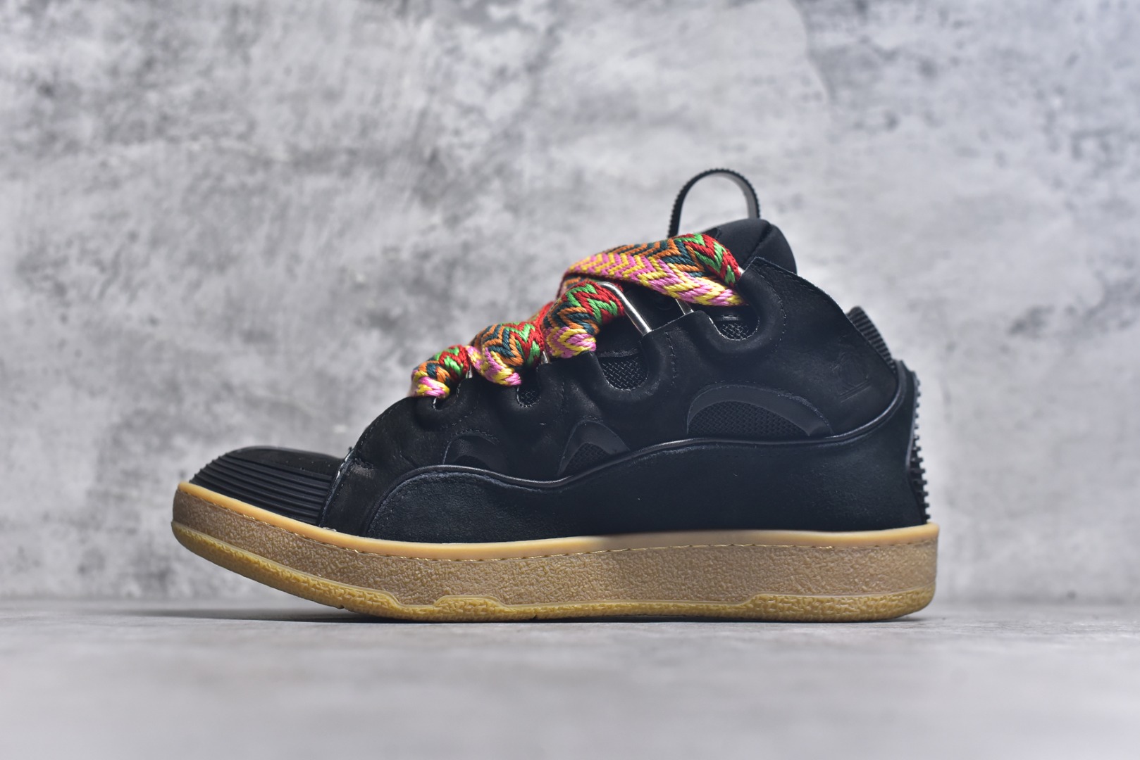 #Lanvin Curb Sneakers 浪凡面包鞋 基础款经典色 东莞纯原 高端定制版 LANVIN浪凡三代 最新走秀款Curb系列 休闲运动面包鞋 官网一出热度火爆整个全球 各大网红也疯狂上脚 原版一比一开模重工艺制作 全鞋身采用东莞代工厂进口牛皮/环保牛反绒 进口电脑针车 数控针距精准无差 鞋头面冲孔整齐利落 金钢网织物 随机3D电喷泼墨 原磨具私模双色TPU大底 内里柔软透气太空棉面料 原版一致定制鞋带 全套原版一致包装。 尺码：35 36 37 38 39 40 41 42 43 44 45 46 47-选品中心