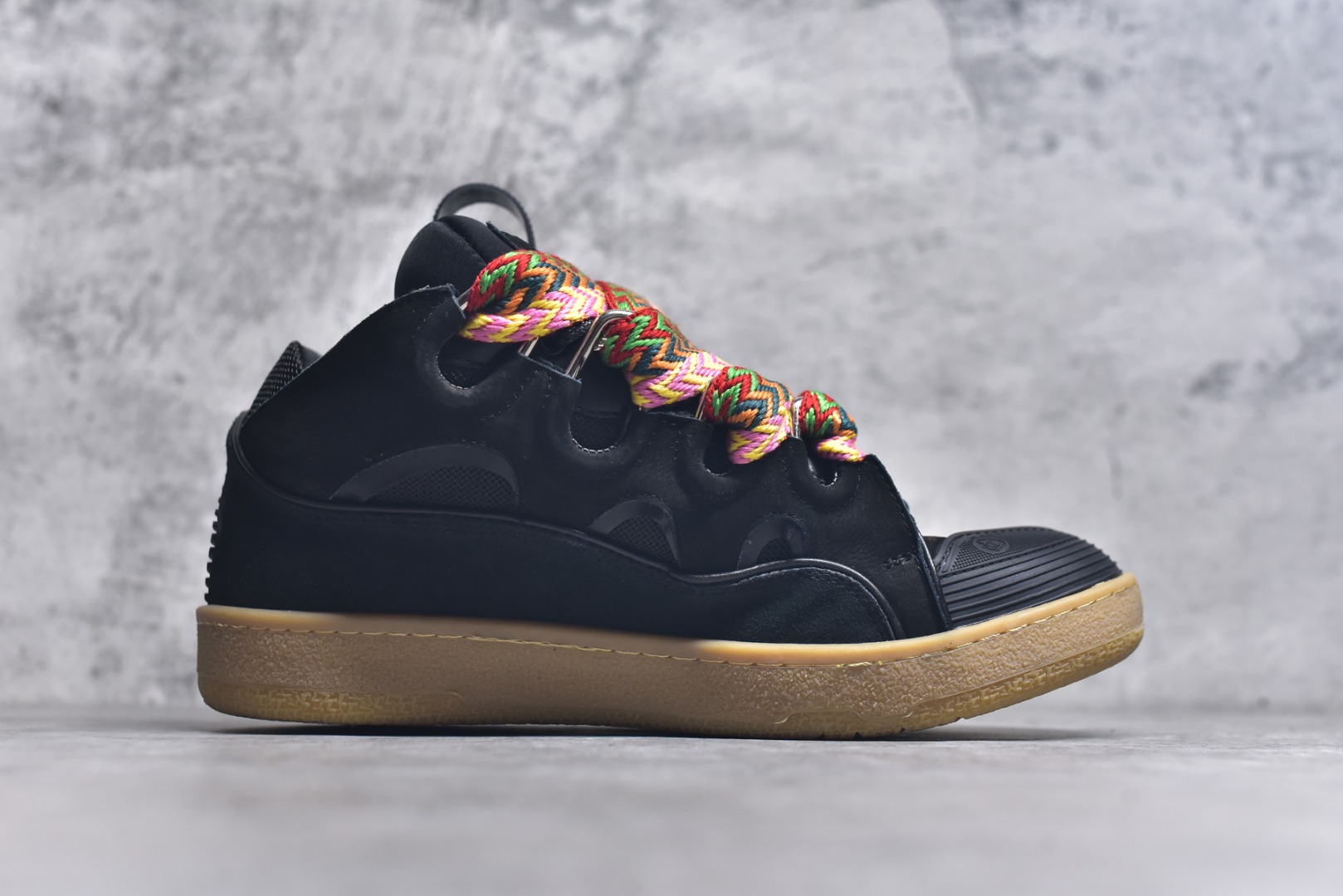 图片[3]-#Lanvin Curb Sneakers 浪凡面包鞋 基础款经典色 东莞纯原 高端定制版 LANVIN浪凡三代 最新走秀款Curb系列 休闲运动面包鞋 官网一出热度火爆整个全球 各大网红也疯狂上脚 原版一比一开模重工艺制作 全鞋身采用东莞代工厂进口牛皮/环保牛反绒 进口电脑针车 数控针距精准无差 鞋头面冲孔整齐利落 金钢网织物 随机3D电喷泼墨 原磨具私模双色TPU大底 内里柔软透气太空棉面料 原版一致定制鞋带 全套原版一致包装。 尺码：35 36 37 38 39 40 41 42 43 44 45 46 47-选品中心