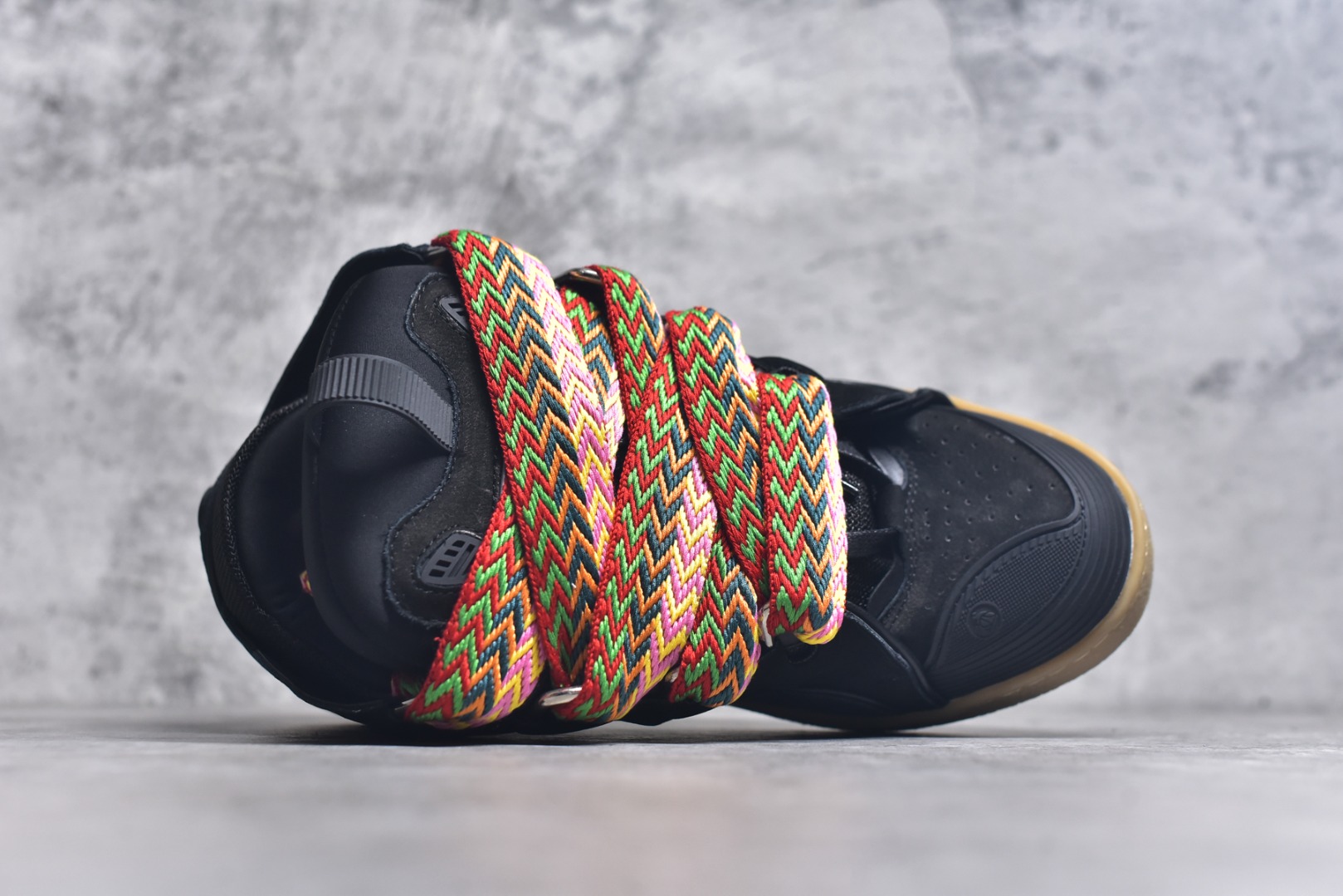 图片[4]-#Lanvin Curb Sneakers 浪凡面包鞋 基础款经典色 东莞纯原 高端定制版 LANVIN浪凡三代 最新走秀款Curb系列 休闲运动面包鞋 官网一出热度火爆整个全球 各大网红也疯狂上脚 原版一比一开模重工艺制作 全鞋身采用东莞代工厂进口牛皮/环保牛反绒 进口电脑针车 数控针距精准无差 鞋头面冲孔整齐利落 金钢网织物 随机3D电喷泼墨 原磨具私模双色TPU大底 内里柔软透气太空棉面料 原版一致定制鞋带 全套原版一致包装。 尺码：35 36 37 38 39 40 41 42 43 44 45 46 47-选品中心