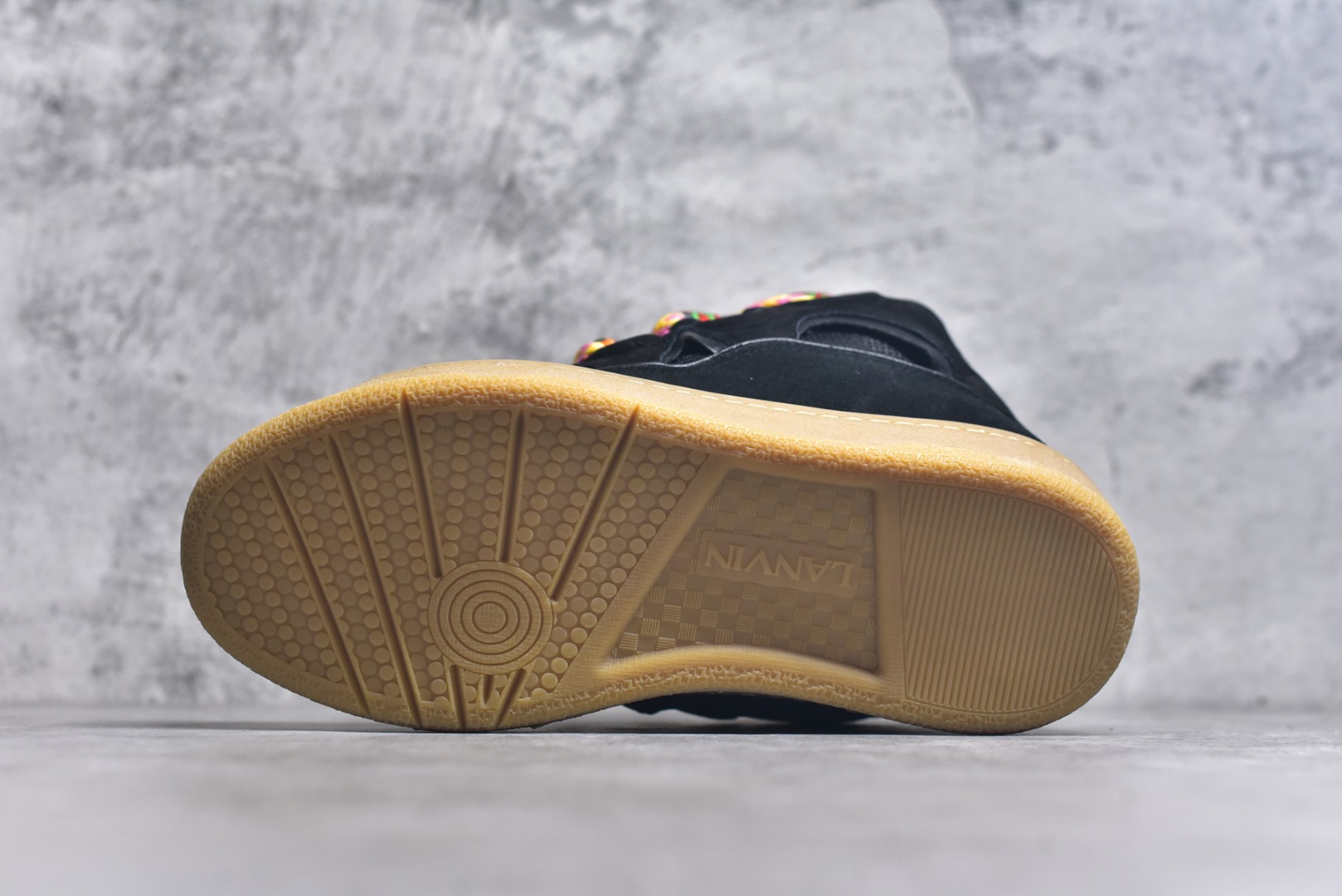 图片[6]-#Lanvin Curb Sneakers 浪凡面包鞋 基础款经典色 东莞纯原 高端定制版 LANVIN浪凡三代 最新走秀款Curb系列 休闲运动面包鞋 官网一出热度火爆整个全球 各大网红也疯狂上脚 原版一比一开模重工艺制作 全鞋身采用东莞代工厂进口牛皮/环保牛反绒 进口电脑针车 数控针距精准无差 鞋头面冲孔整齐利落 金钢网织物 随机3D电喷泼墨 原磨具私模双色TPU大底 内里柔软透气太空棉面料 原版一致定制鞋带 全套原版一致包装。 尺码：35 36 37 38 39 40 41 42 43 44 45 46 47-选品中心