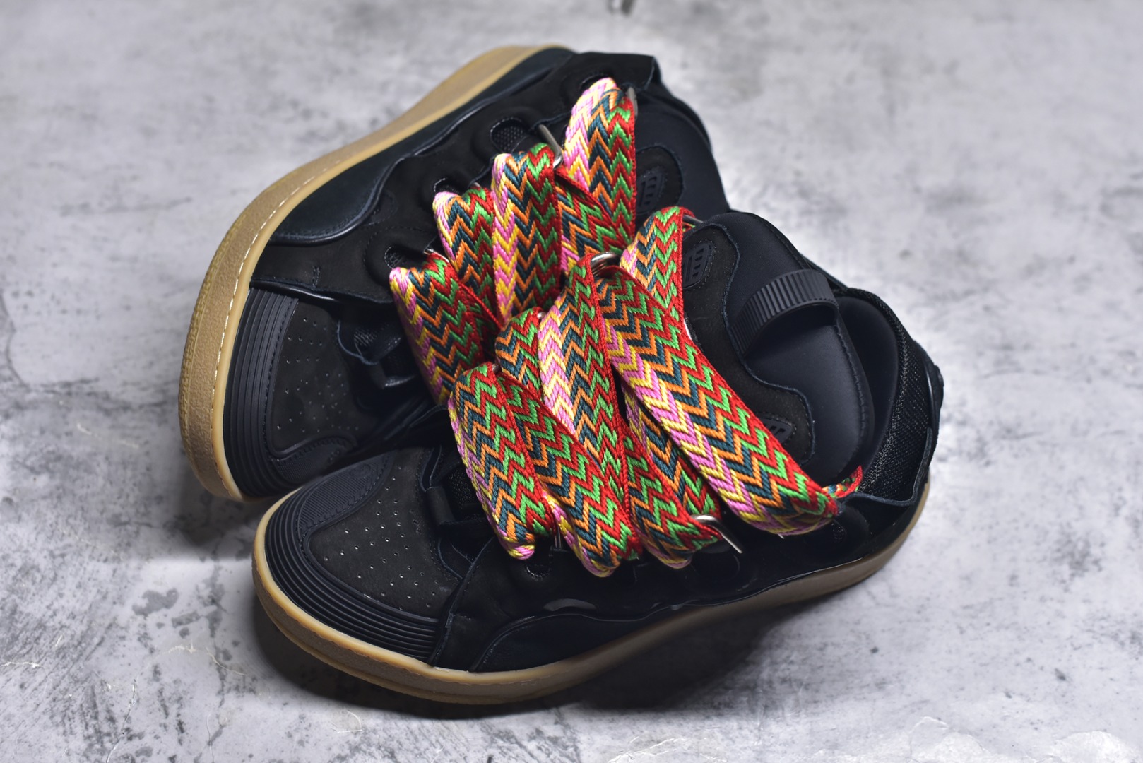 图片[7]-#Lanvin Curb Sneakers 浪凡面包鞋 基础款经典色 东莞纯原 高端定制版 LANVIN浪凡三代 最新走秀款Curb系列 休闲运动面包鞋 官网一出热度火爆整个全球 各大网红也疯狂上脚 原版一比一开模重工艺制作 全鞋身采用东莞代工厂进口牛皮/环保牛反绒 进口电脑针车 数控针距精准无差 鞋头面冲孔整齐利落 金钢网织物 随机3D电喷泼墨 原磨具私模双色TPU大底 内里柔软透气太空棉面料 原版一致定制鞋带 全套原版一致包装。 尺码：35 36 37 38 39 40 41 42 43 44 45 46 47-选品中心