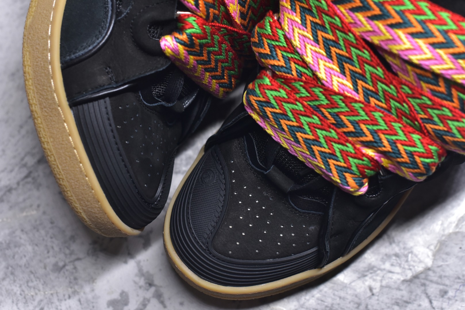 图片[8]-#Lanvin Curb Sneakers 浪凡面包鞋 基础款经典色 东莞纯原 高端定制版 LANVIN浪凡三代 最新走秀款Curb系列 休闲运动面包鞋 官网一出热度火爆整个全球 各大网红也疯狂上脚 原版一比一开模重工艺制作 全鞋身采用东莞代工厂进口牛皮/环保牛反绒 进口电脑针车 数控针距精准无差 鞋头面冲孔整齐利落 金钢网织物 随机3D电喷泼墨 原磨具私模双色TPU大底 内里柔软透气太空棉面料 原版一致定制鞋带 全套原版一致包装。 尺码：35 36 37 38 39 40 41 42 43 44 45 46 47-选品中心