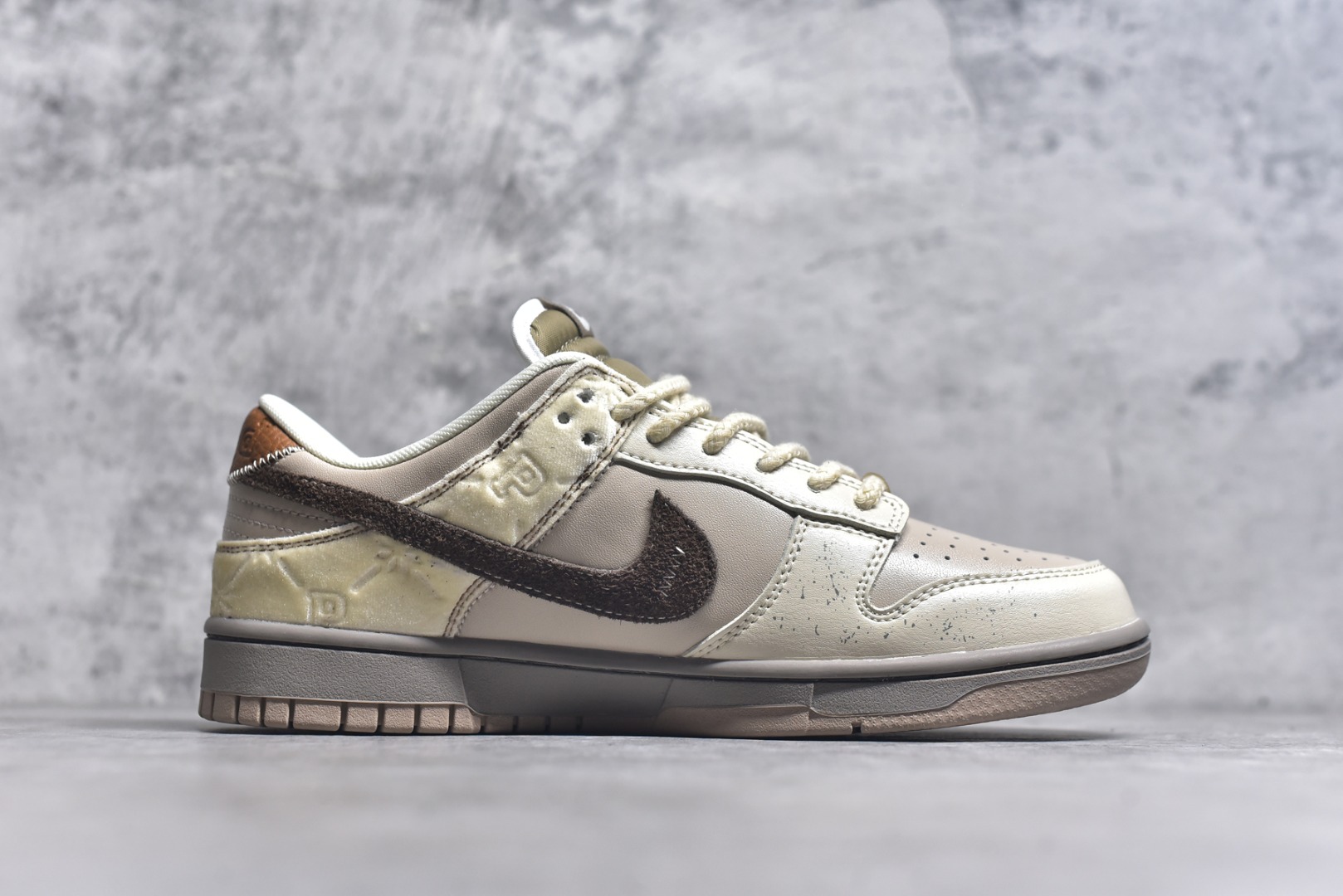 图片[3]-#Nike Dunk Low 熊猫恶作剧 冬梦奇缘 御光米褐 低帮休闲板鞋 HQ1175-240 #配色整体围绕熊猫恶作剧圣诞主题设计，鞋身整体采用专属颜料重新喷涂。特殊原创设计图标涂鸦装饰，添加潮流元素效果喷涂点缀 尺码：35.5 36 36.5 37.5 38 38.5 39 40 40.5 41 42 42.5 43 44 44.5 45 46 9.E5-选品中心